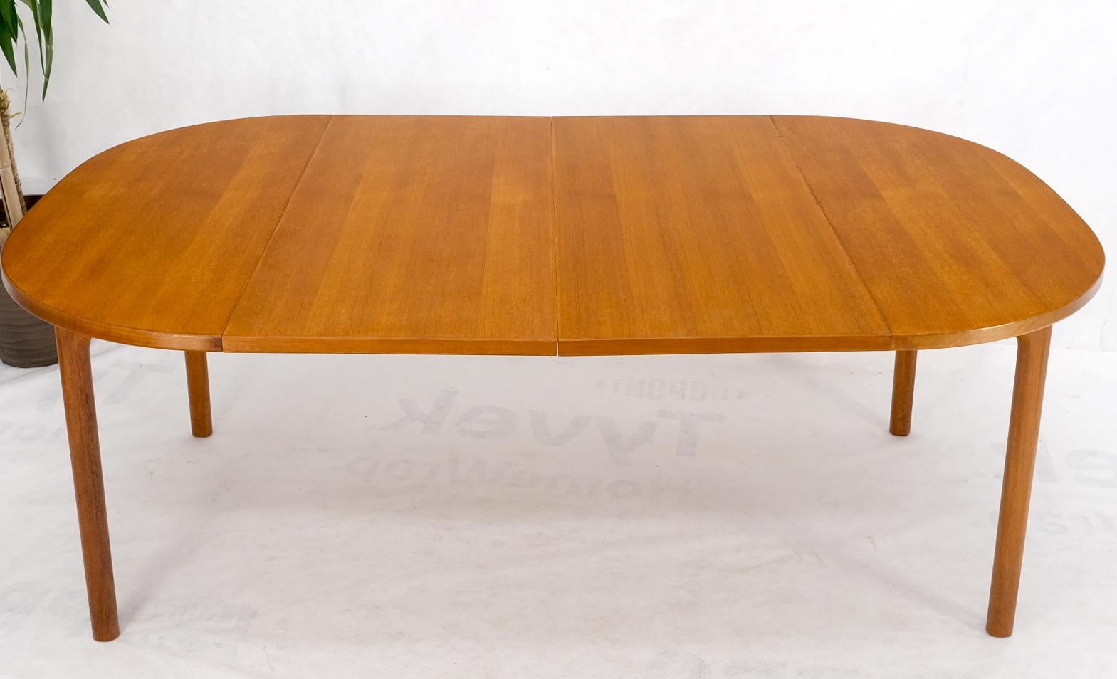 Compact Teak Danish Mid-Century Modern Dining Table w/ Large Leaves Extensions In Good Condition For Sale In Rockaway, NJ