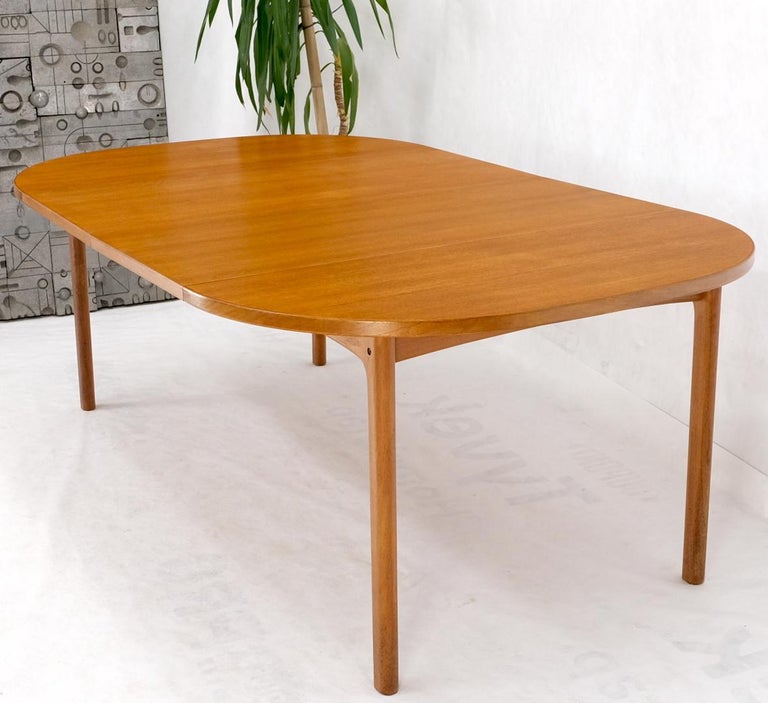 Compact Teak Danish Mid-Century Modern Dining Table w/ Large Leaves Extensions For Sale 2
