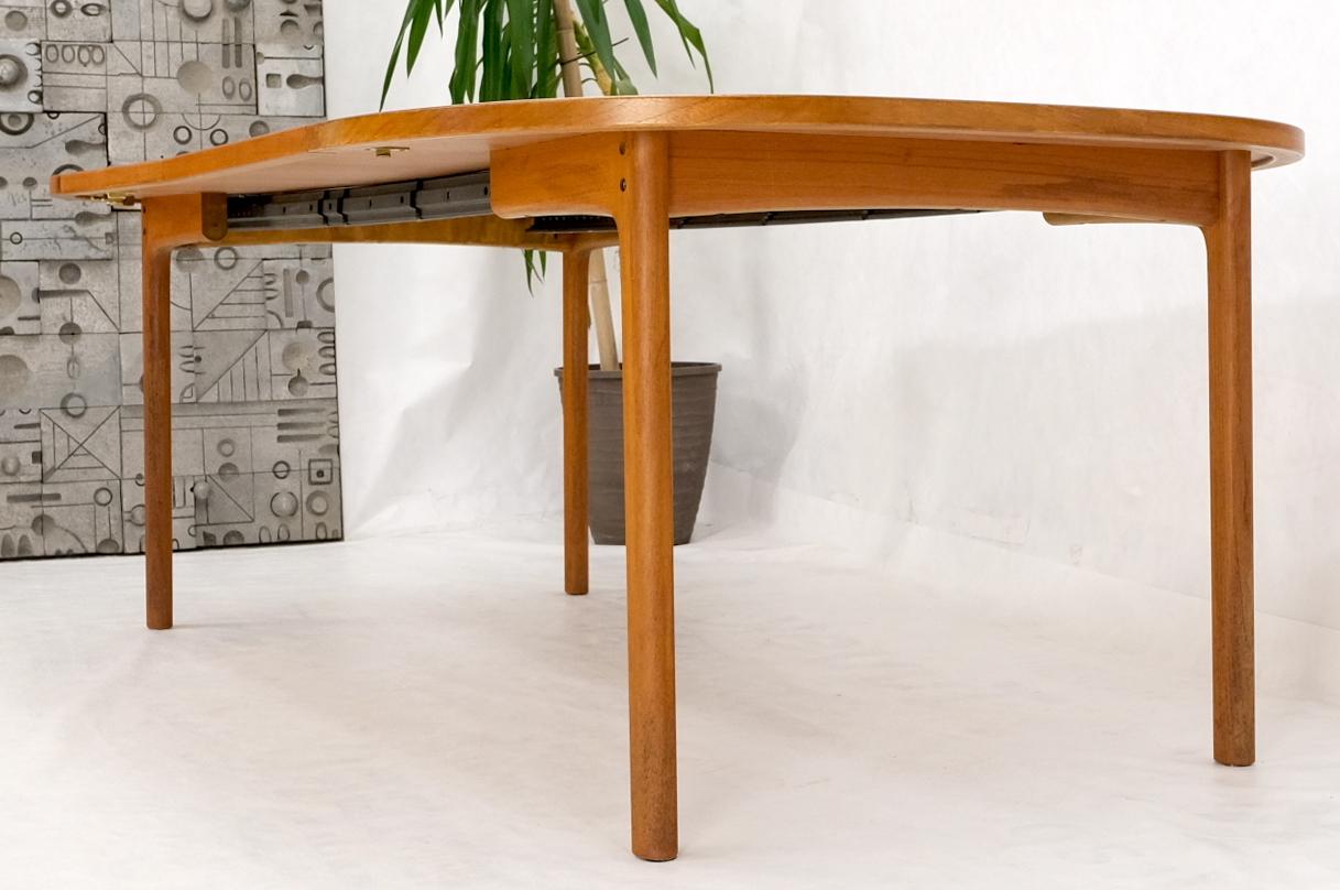 Teck Table de salle à manger compacte en teck d'origine danoise de style Modernity avec grandes rallonges de feuillage en vente