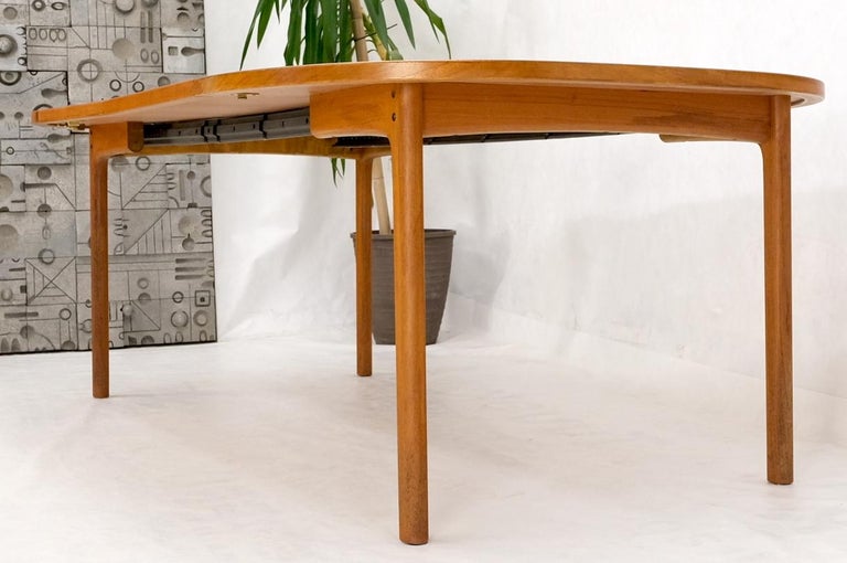 Compact Teak Danish Mid-Century Modern Dining Table w/ Large Leaves Extensions For Sale 3