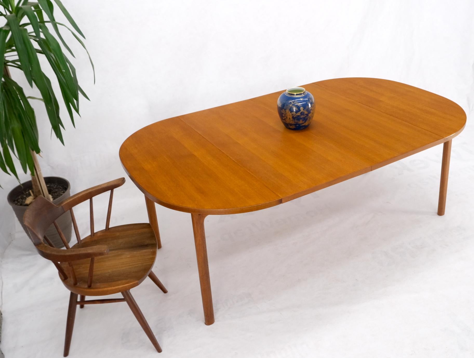 Compact Teak Danish Mid-Century Modern Dining Table w/ Large Leaves Extensions For Sale 4