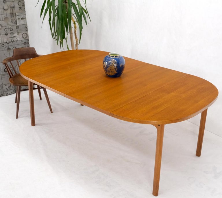 Compact Teak Danish Mid-Century Modern Dining Table w/ Large Leaves Extensions For Sale 5