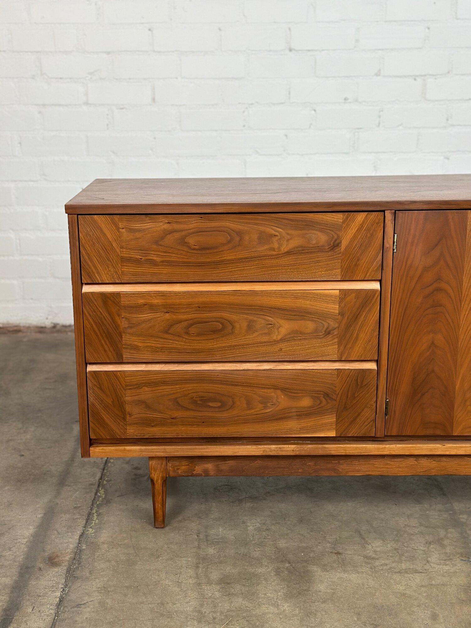 Compact Walnut Credenza by Basset 4