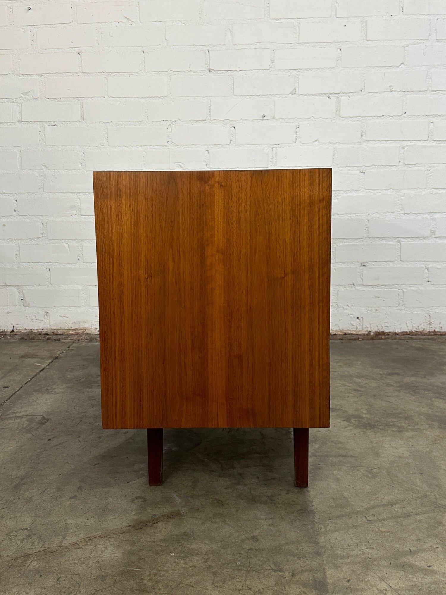 Compact walnut credenza by knoll For Sale 4
