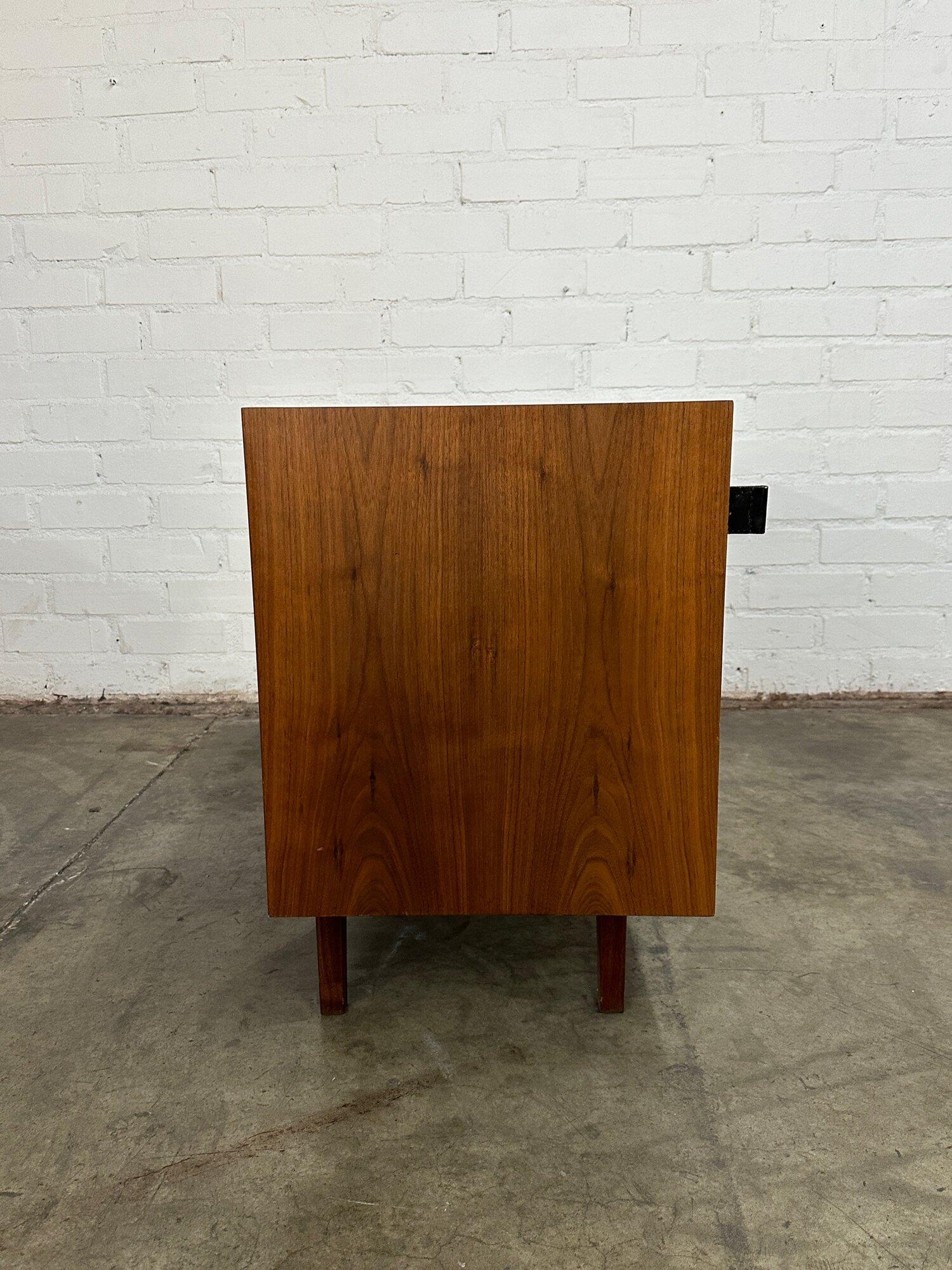 Compact walnut credenza by knoll For Sale 2