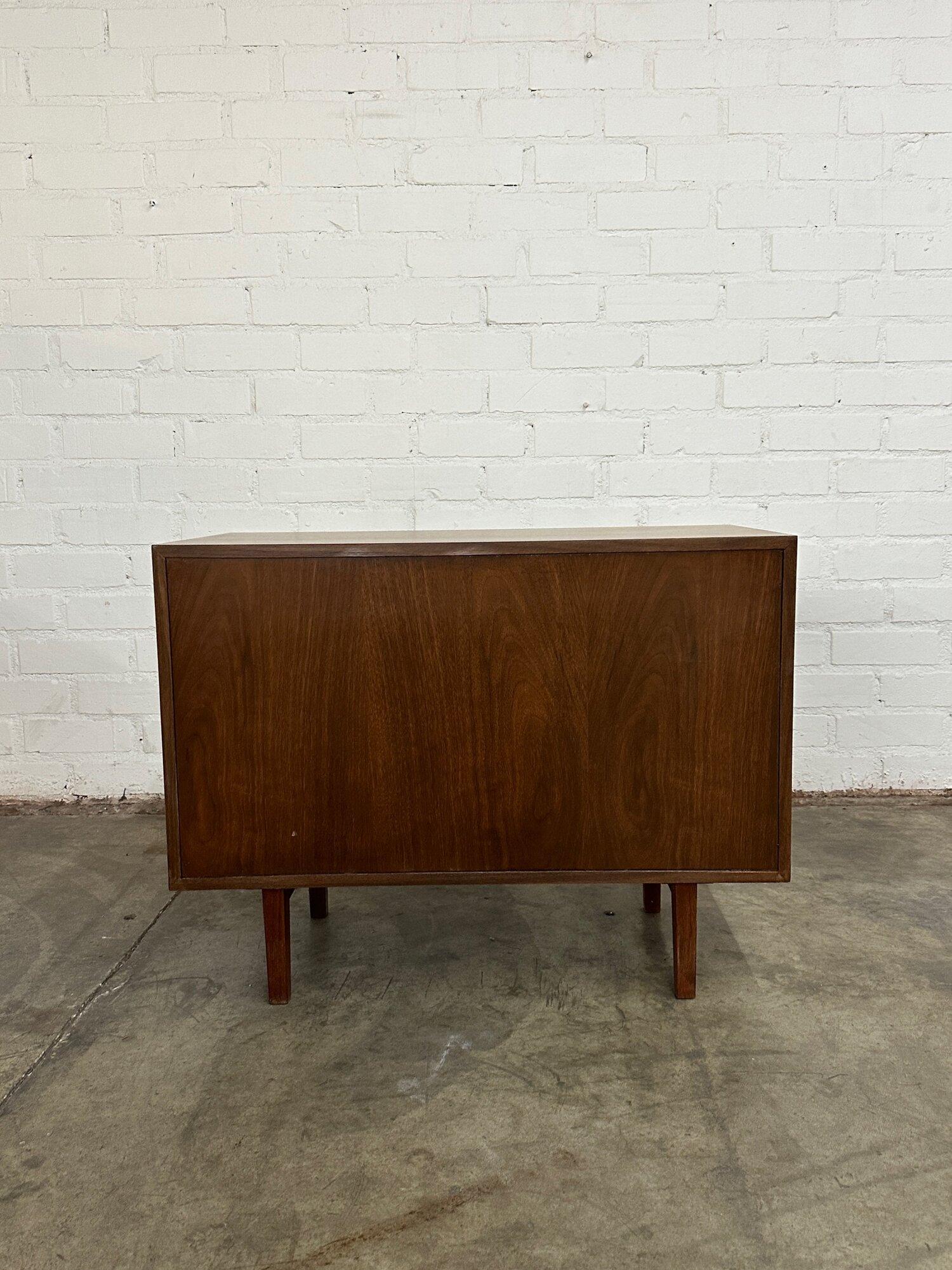 Compact walnut credenza by knoll For Sale 3