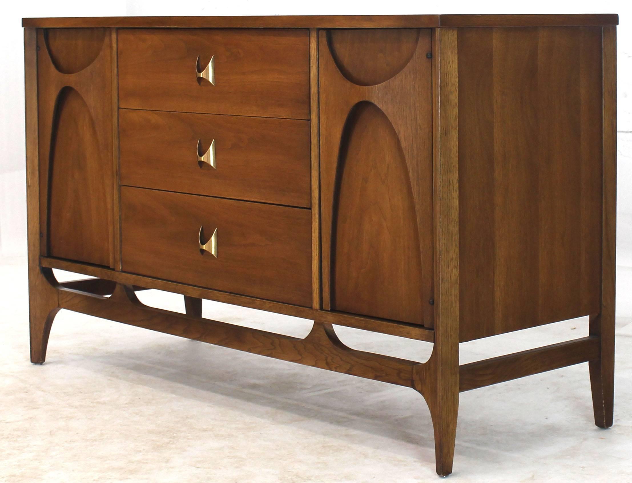 Mid-Century Modern compact dresser sideboard credenza cabinet with sculptural elements in excellent original condition.