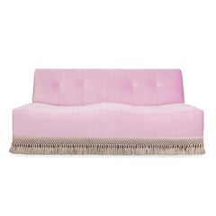 Divano compatto in velluto rosa con schienale ondulato e frange a fili metallici, personalizzabile