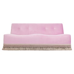 Divano compatto in velluto rosa con schienale ondulato e frange a fili metallici, personalizzabile