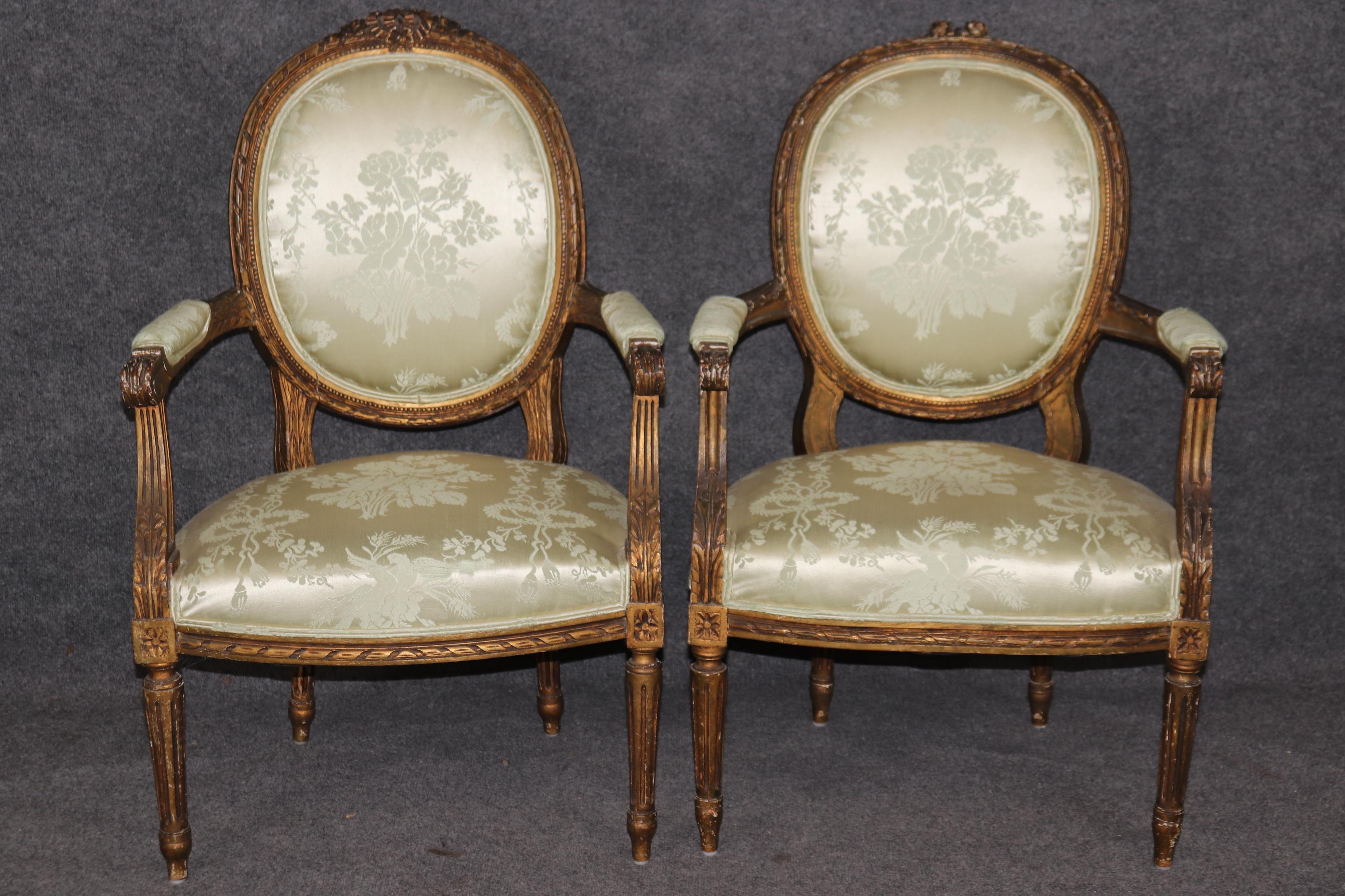 Abmessungen - H: 36in B: 24in T: 23 1/4in SH: 16 3/4in

Dieses Paar antiker, vergoldeter Sessel im Louis XVI-Stil ist perfekt für Sie und Ihr Zuhause und ein schönes Beispiel für hochwertige Möbel aus dem 19. Jahrhundert! Wenn Sie sich die Fotos
