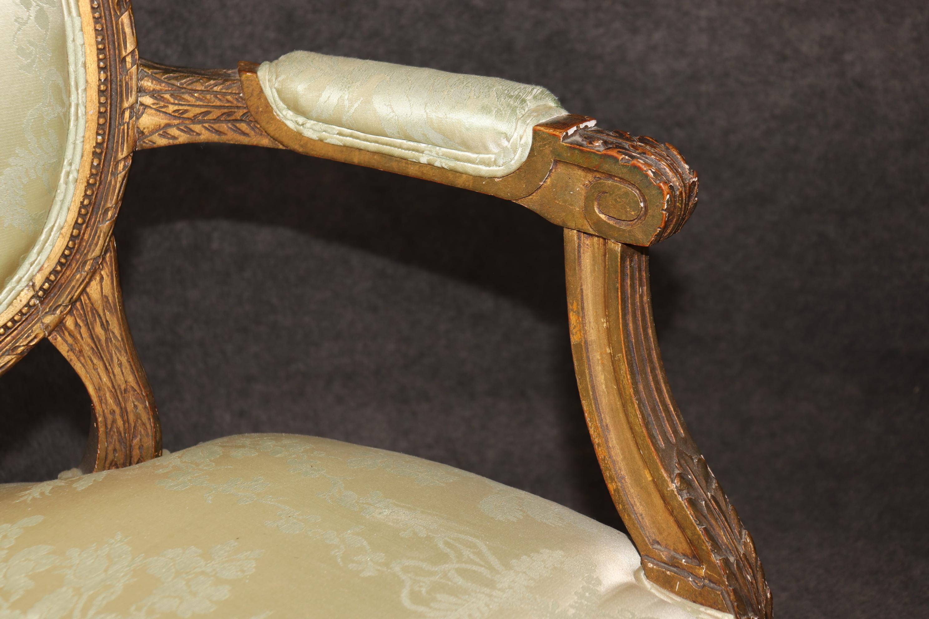 Companionion Paar antike französische vergoldete, geschnitzte Sessel im Louis-XVI.-Stil im Angebot 1