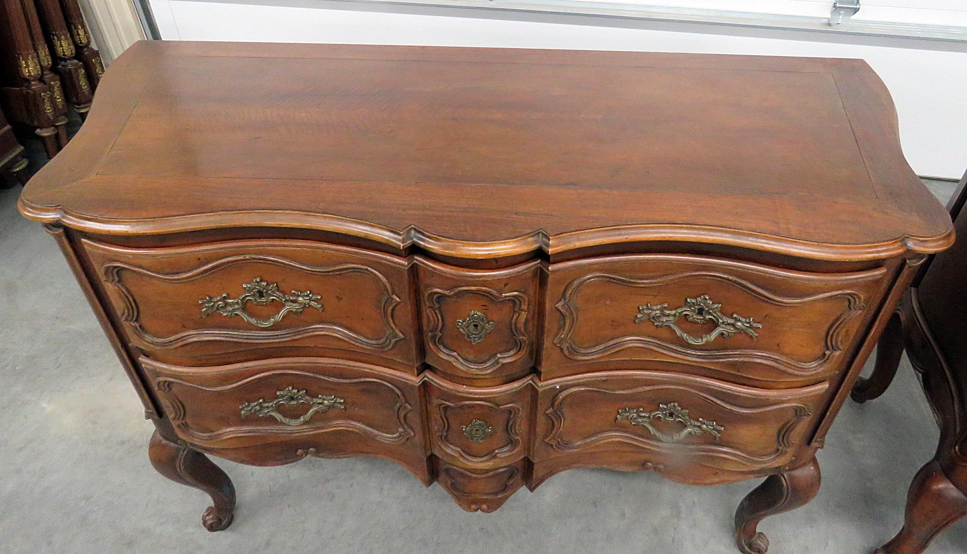 Companion Pair of Baker Country French Louis XV Commodes Nightstands C1960 In Good Condition In Swedesboro, NJ