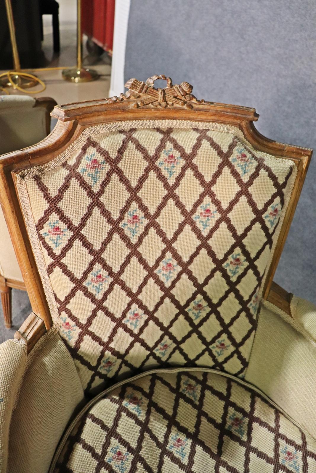 Paire de fauteuils de compagnie Louis XVI français antérieurs à leur identité, vers 1900 en vente 12