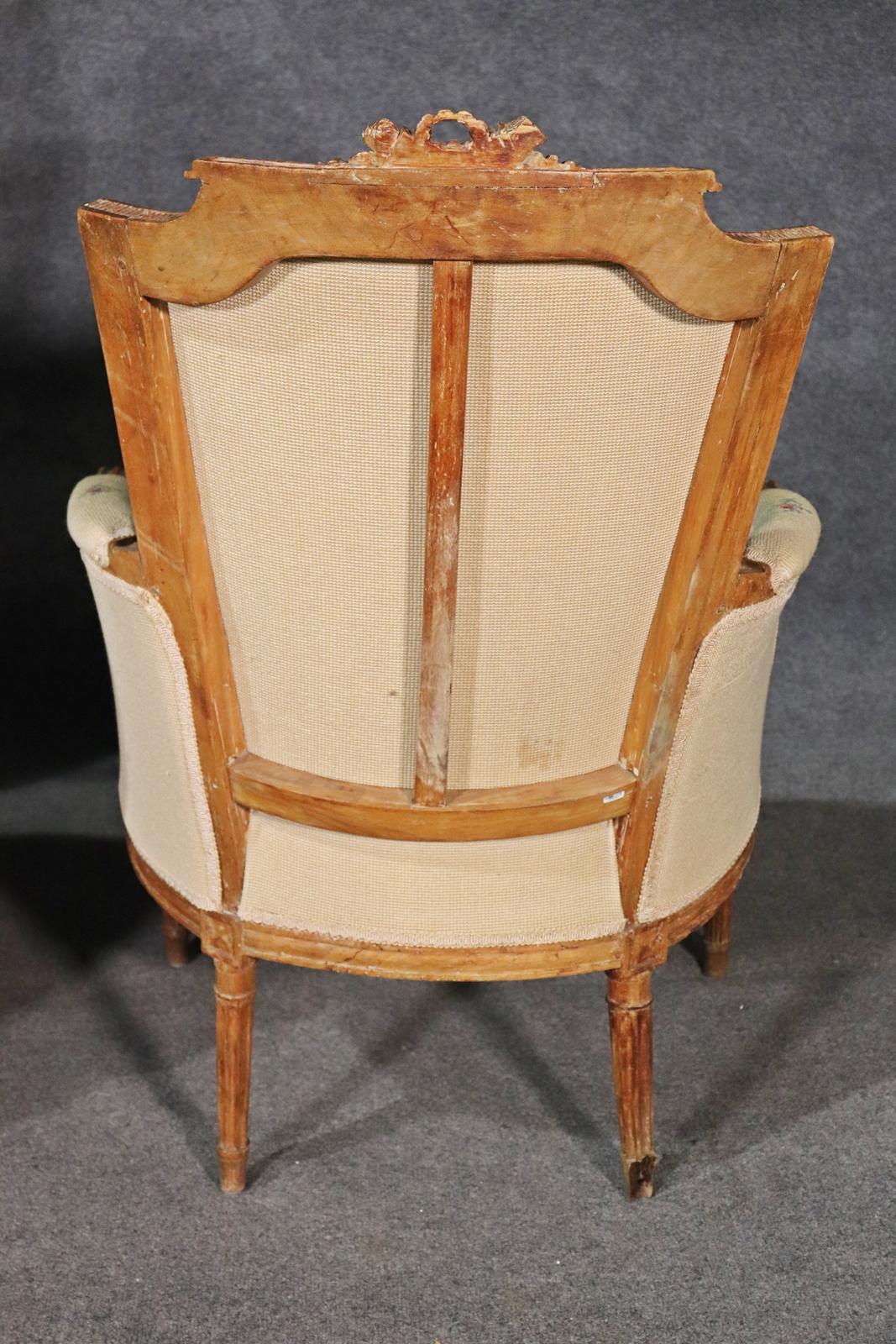 Paire de fauteuils de compagnie Louis XVI français antérieurs à leur identité, vers 1900 en vente 13