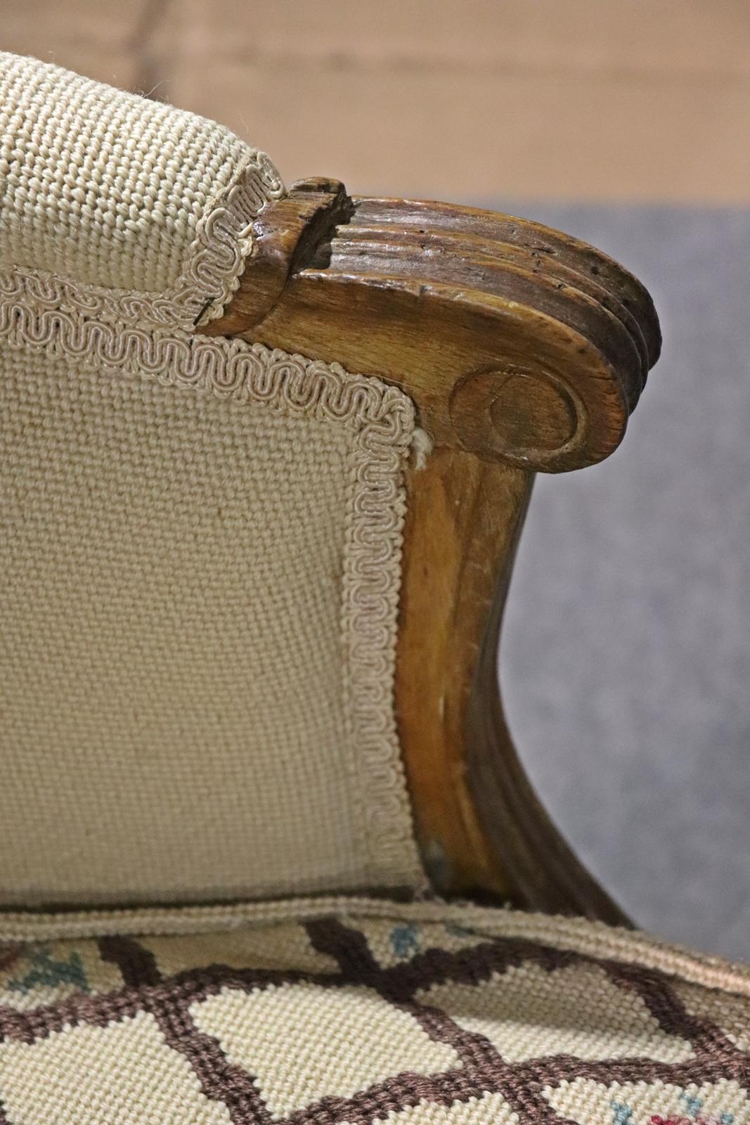 Paire de fauteuils de compagnie Louis XVI français antérieurs à leur identité, vers 1900 en vente 14