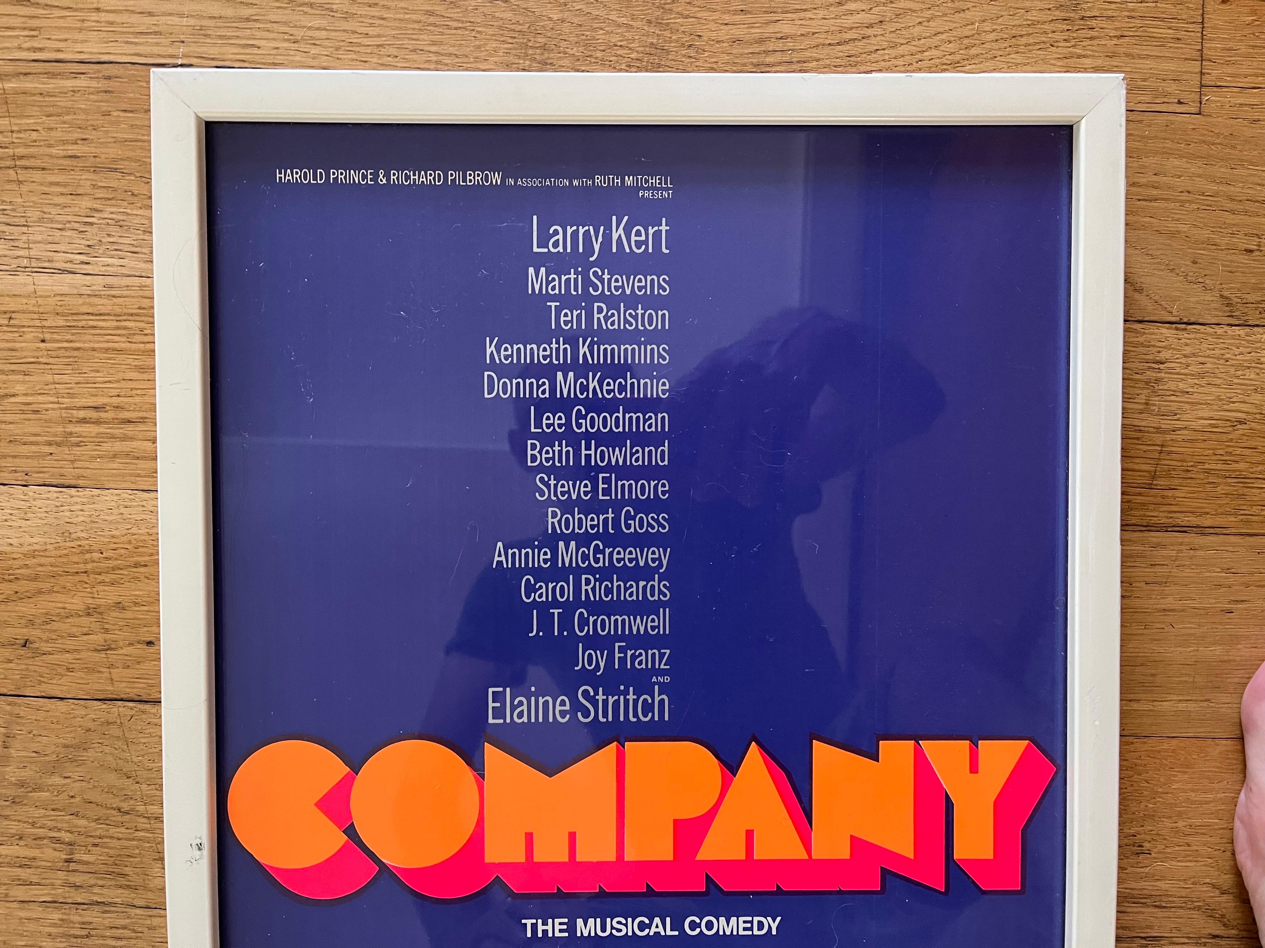 Company - London Musical Window Card Poster - Her Majesty's Theatre - 1972

Sondheim Sondheim musical, Cast: Larry Kert, Marti Stevens, Teri Ralston, Elaine Stritch, Joy Franz, and Donna McKechnie.

In general good condition.
Needs to be reframed.