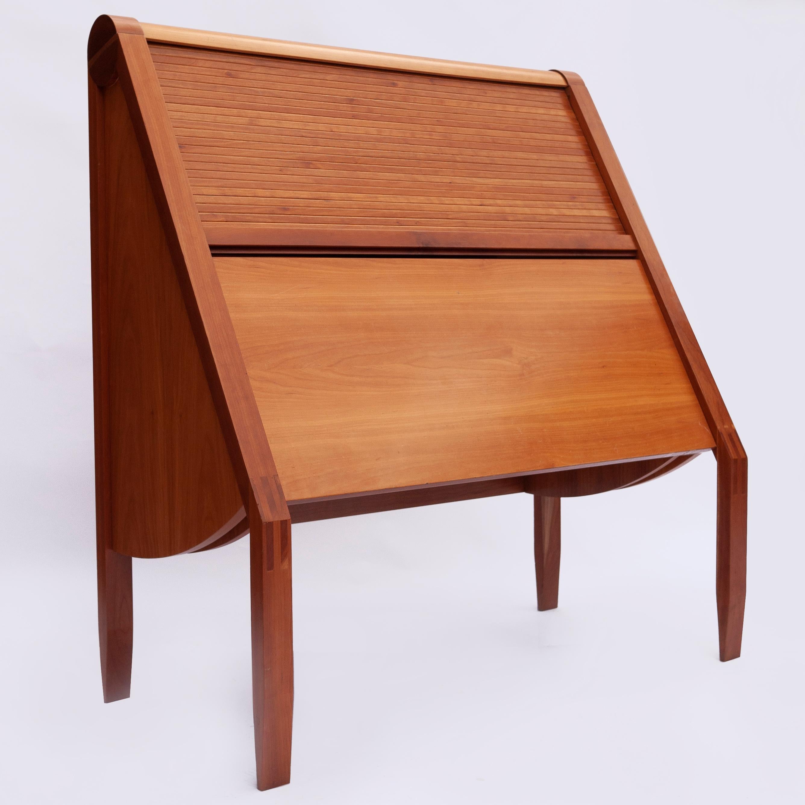 A cherry wood Bureau by Pedro Miralles Claver For Punt Mobels.

Designer - Pedro Miralles Claver

Manufacturer - Punt Mobels

Design period - 1990 to 1999

Country of manufacture - Spanish

Style - Vintage

Detailed condition - Good with