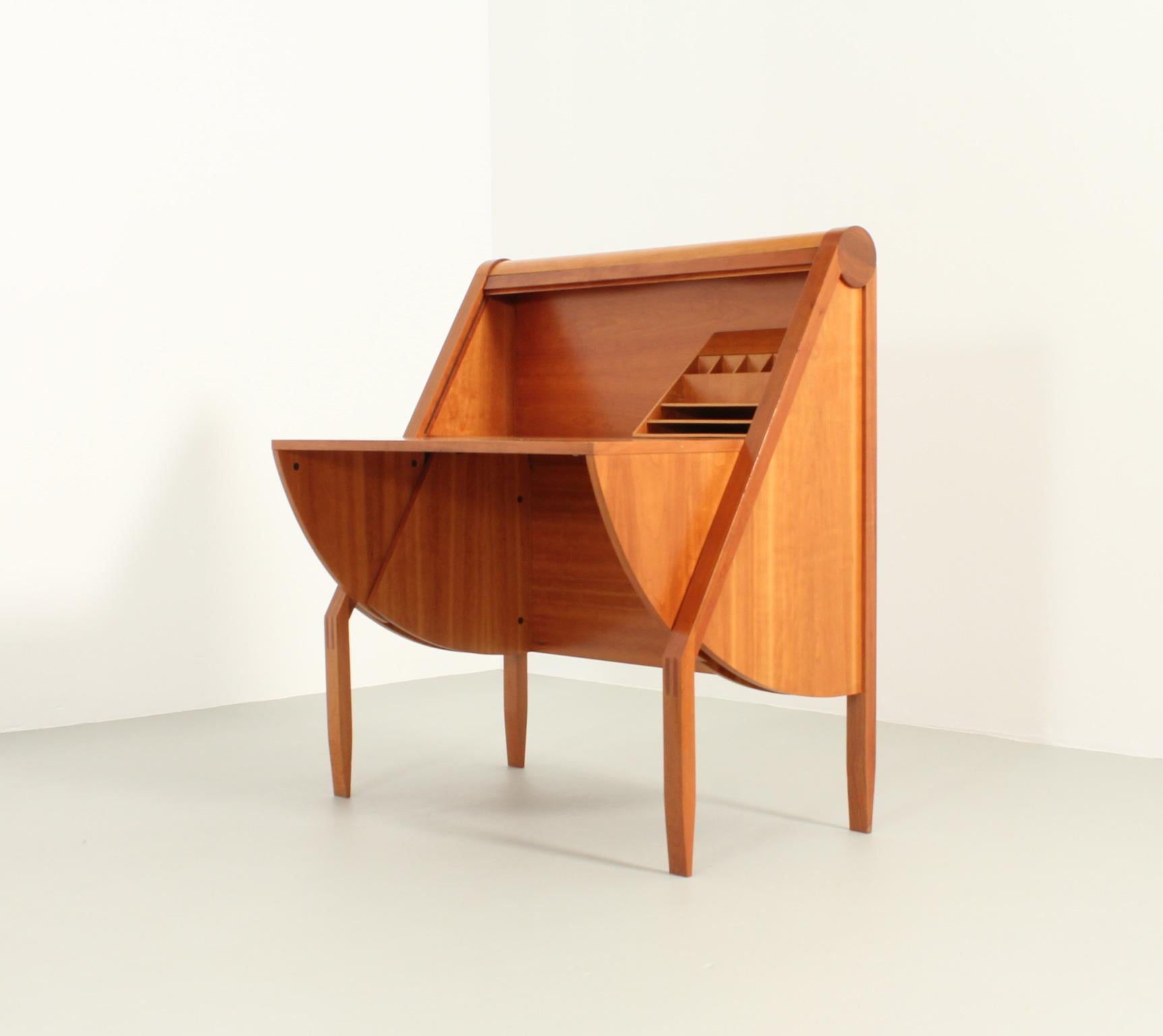 Compás desk designed in 1990 by Pedro Miralles for Punt Mobles, Spain. Iconic piece of postmodern design in Spain in cherry wood. Lifting work table with a rolltop with storage space and a small removable box with dividers.