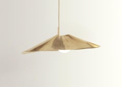 Colgante Compas grande de latón satinado perforado y cristal blanco opalino