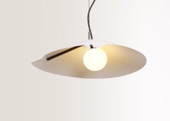 Petit pendentif Compas en laiton satiné perforé et verre blanc opale