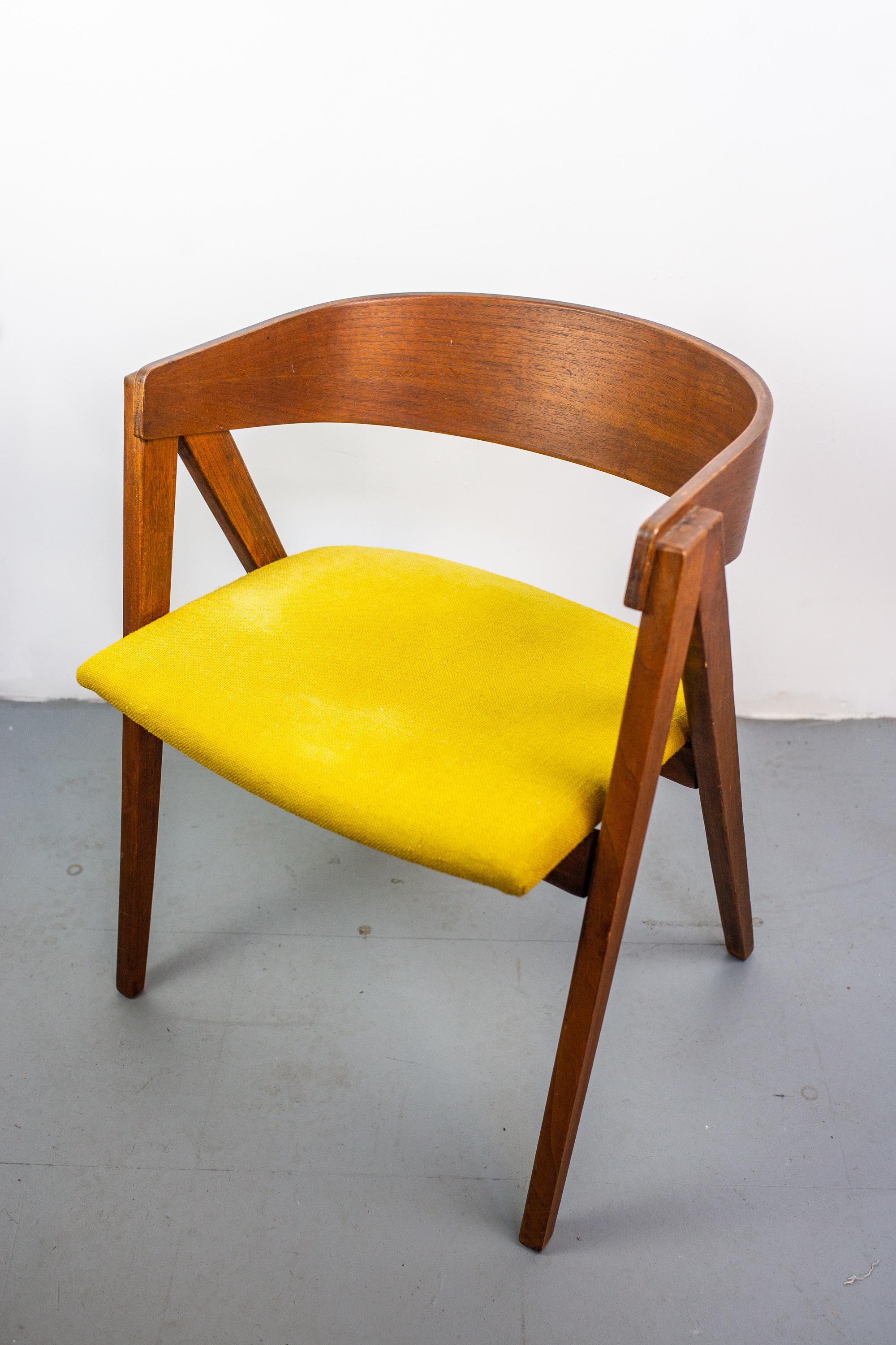 Wooden chair 'Compass Chair', designed in 1950s by Allan Gould in US.
American Mid-Century Modern design with a Scandinavian look.
Made of wood and upholstered seat in a yellow fabric.