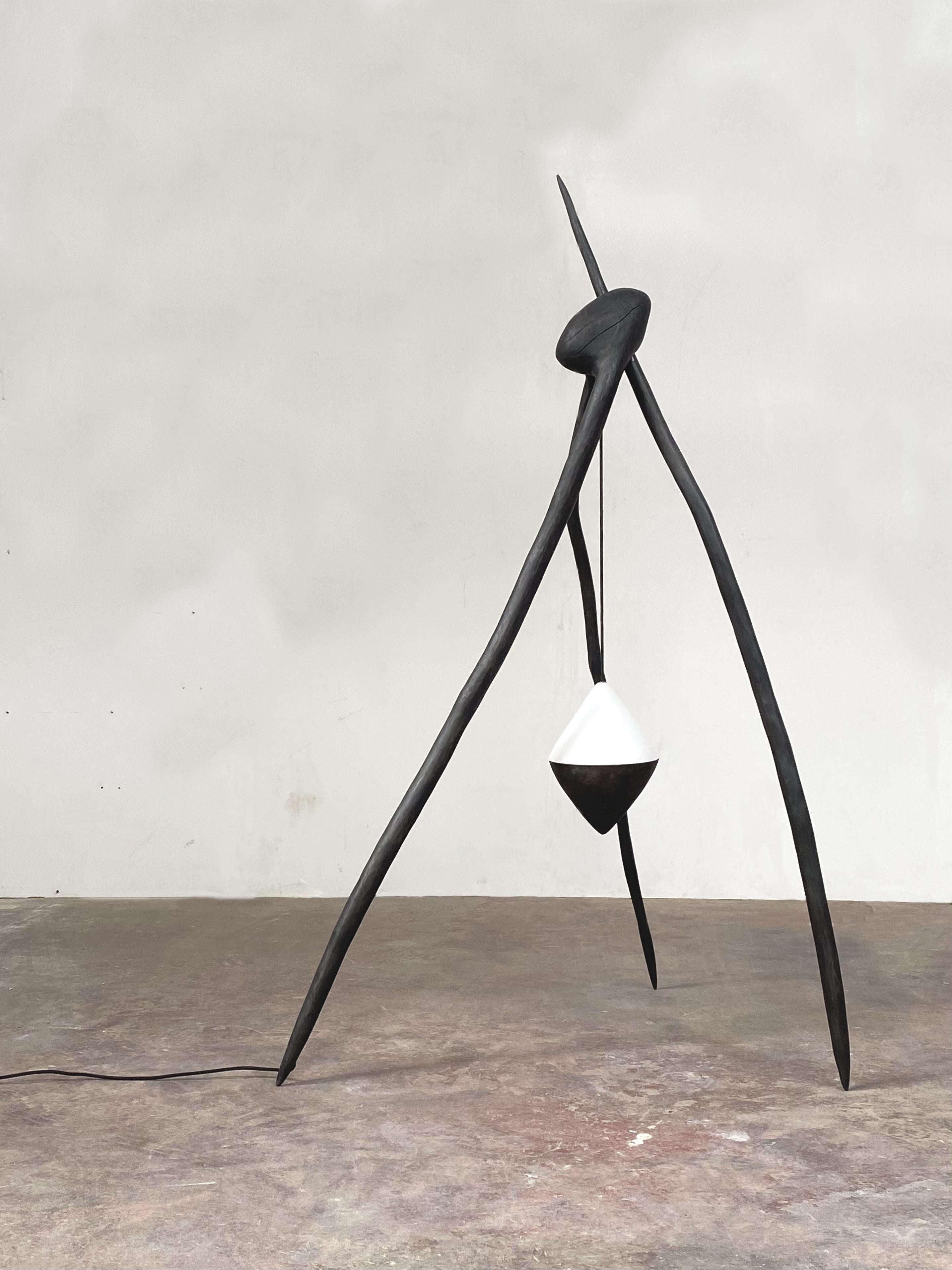 Organico moderno Lampada da terra scultorea con paralume geometrico, treppiede organico nero di Jérôme Pereira in vendita