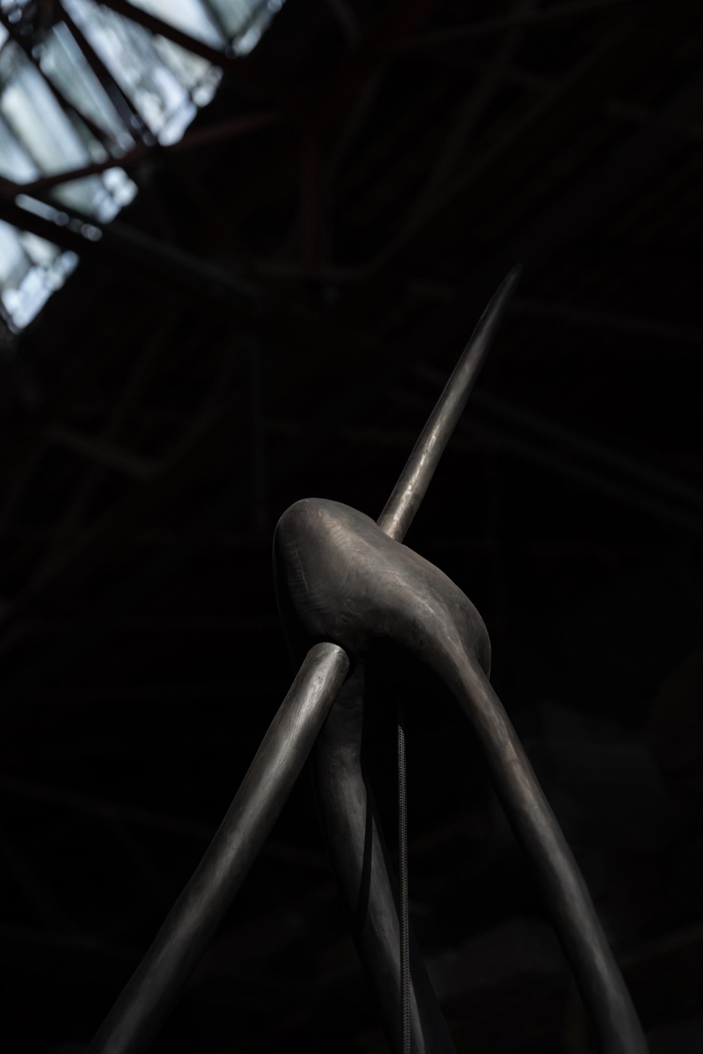 Lampada da terra scultorea con paralume geometrico, treppiede organico nero di Jérôme Pereira In condizioni Nuovo in vendita a Geneve, CH