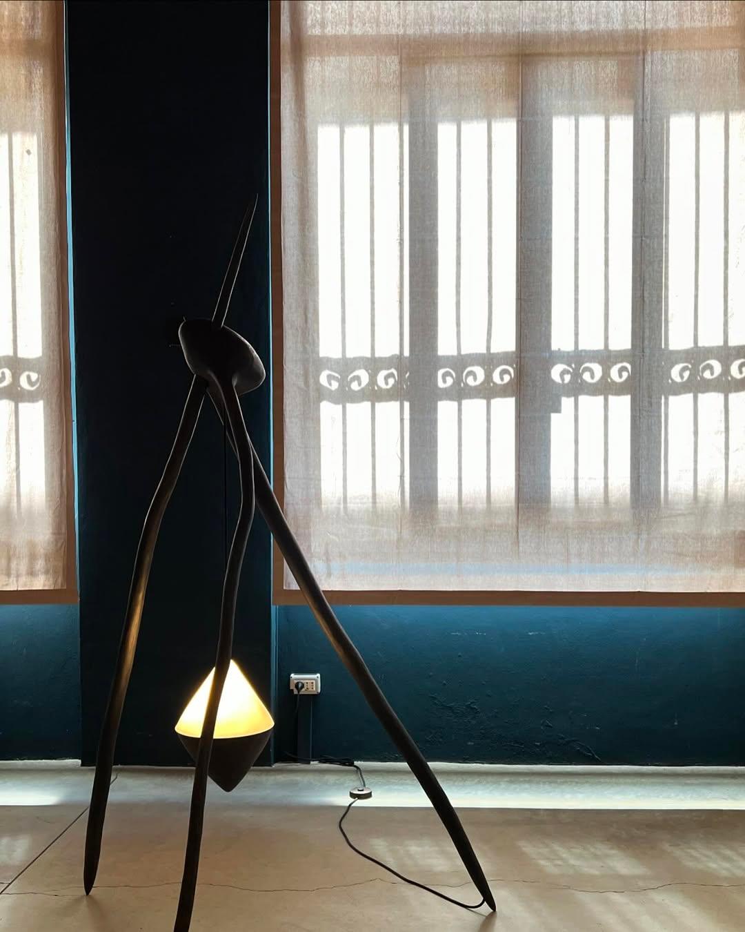 Lampada da terra scultorea con paralume geometrico, treppiede organico nero di Jérôme Pereira in vendita 1