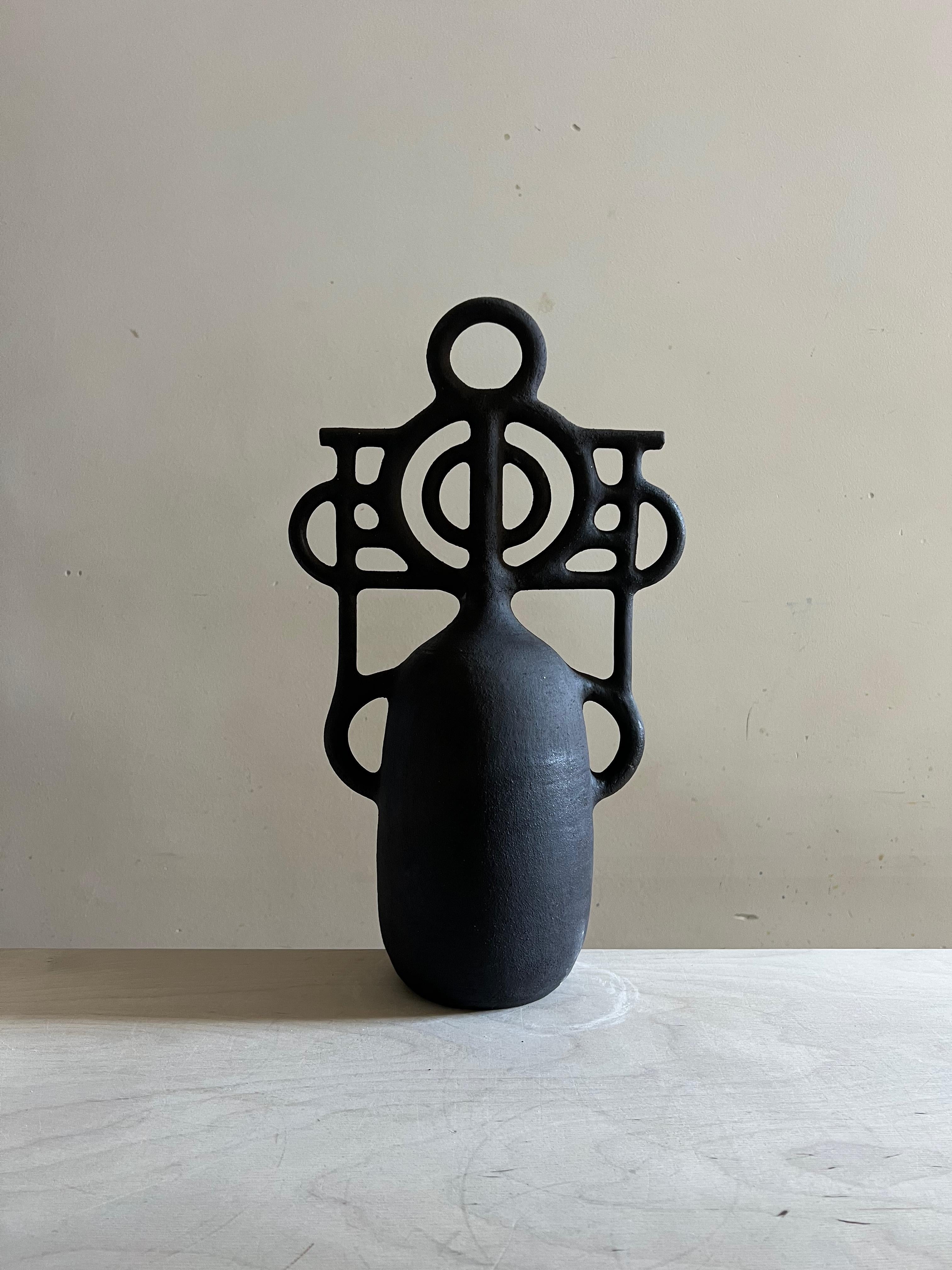 Sculture di terra fatte a mano, uniche nel loro genere, ispirate alle ceramiche tradizionali spagnole e alle forme utilitarie classiche. Grezzo, non smaltato, solido. Le forme sono semplici e audaci, e riecheggiano le brocche d'acqua del campanario