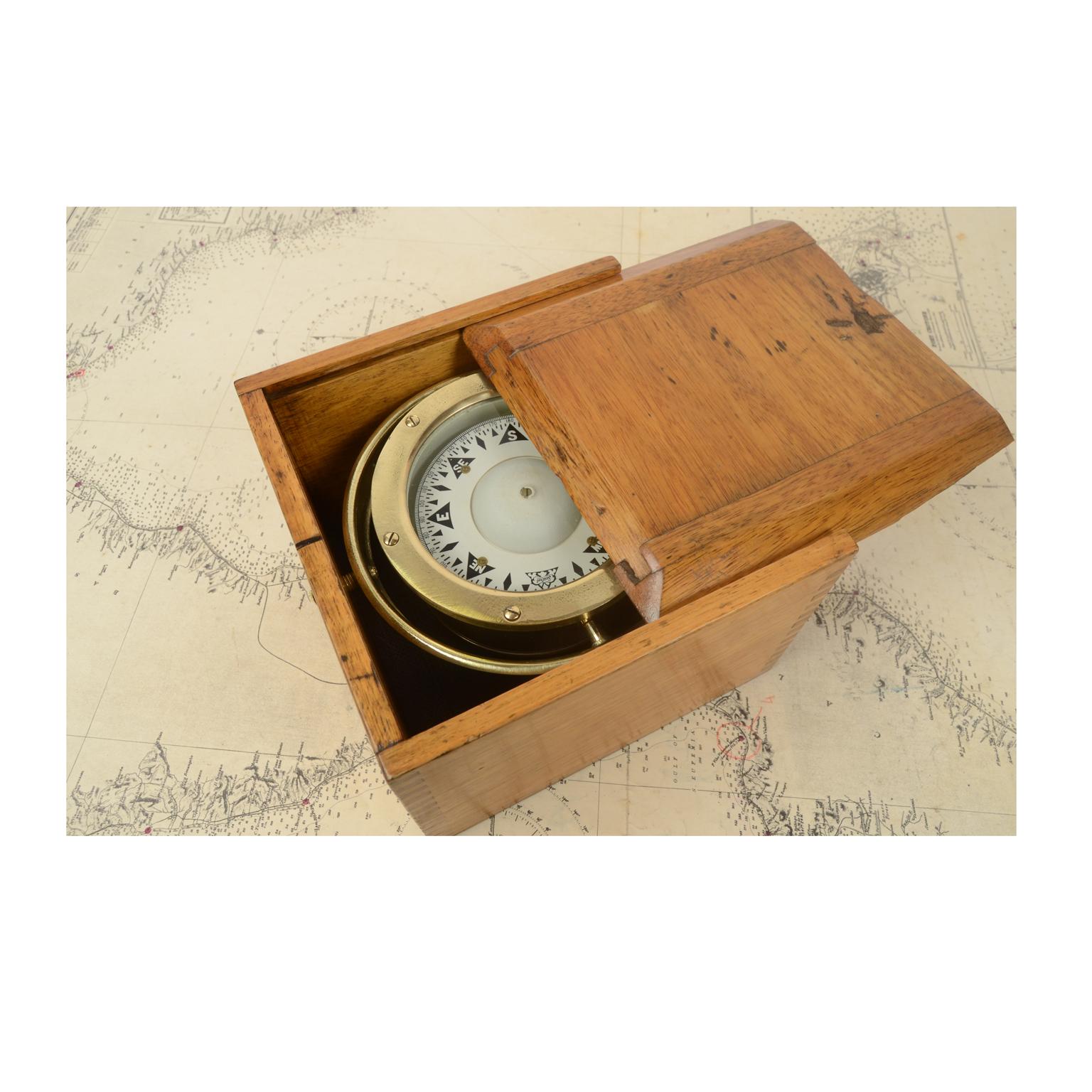 1900s Sestrel  Antique Nautical Magnetic Compass in its Original Wooden Box    In Good Condition In Milan, IT