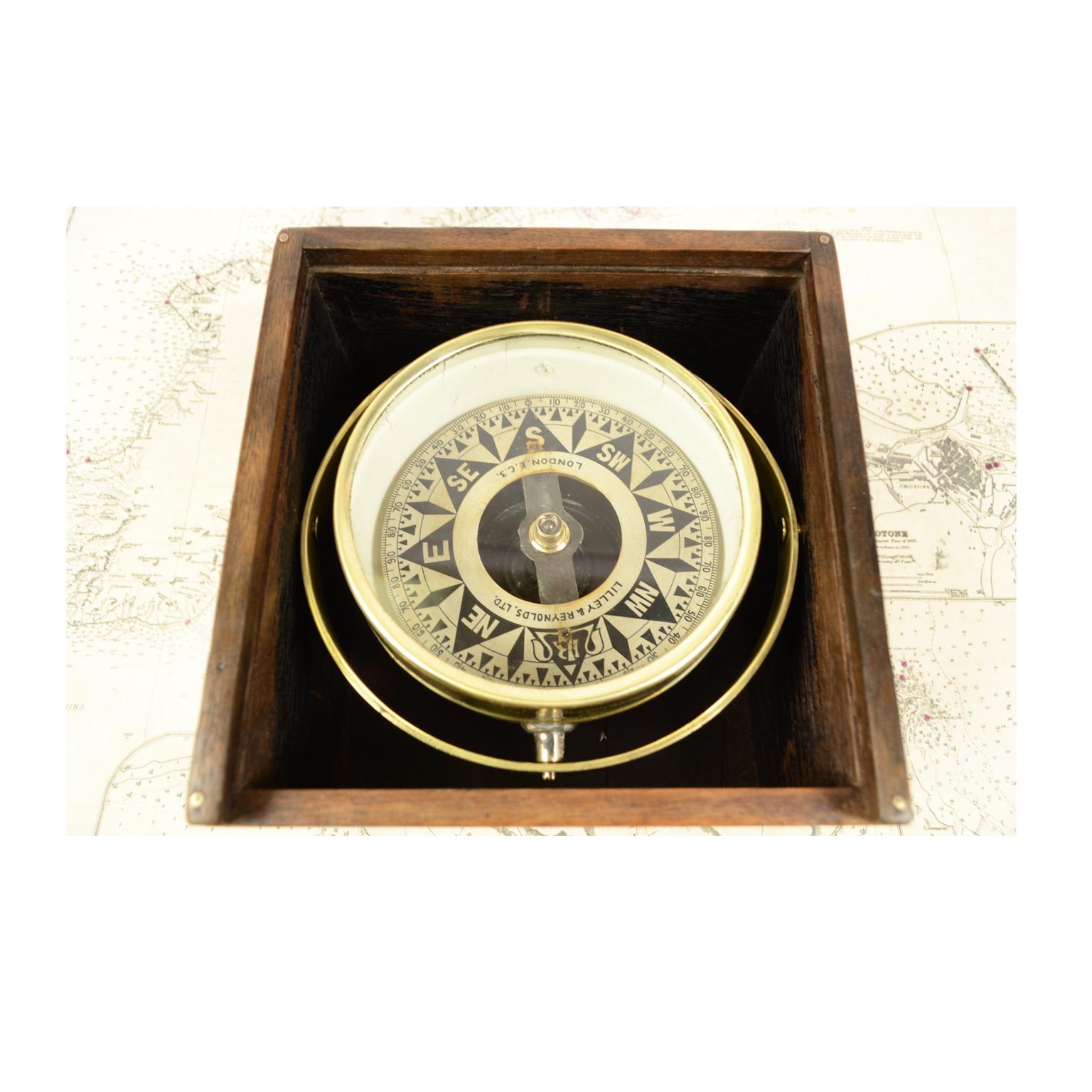 Magnetic dry compass of the 1930s, on universal joint, in its original wooden box complete with slot lid, signed LILLEY & REYNOLDS Ltd London, firm born from the merging between John Lilley & Son, firm founded in 1812 and Reynolds and Son Dobbie &