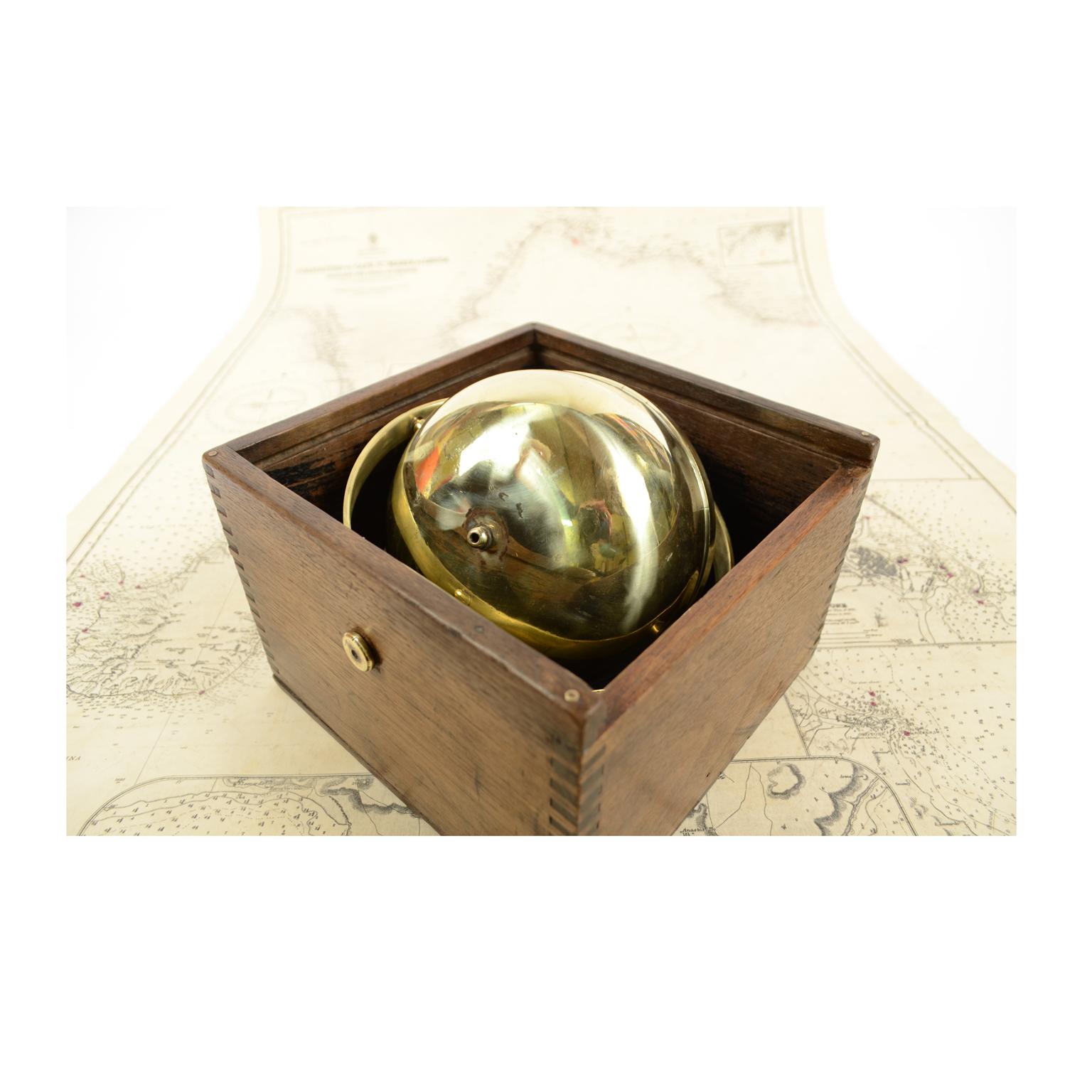 Mid-20th Century Compass Lilley & Reynolds Ltd London Made in 1930s in Its Original Wooden Box