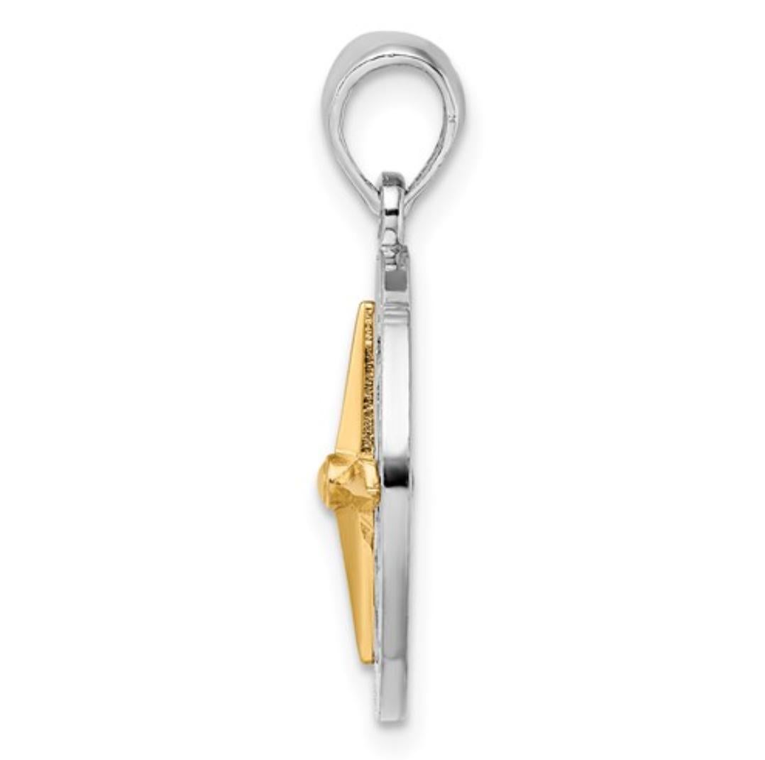 Ce magnifique pendentif boussole en argent sterling et or jaune 14k est le mélange parfait entre classique et tendance ! Ce collier représente une boussole, symbolisant l'encouragement et le guidage pour le voyage à venir. Une femme doit 
