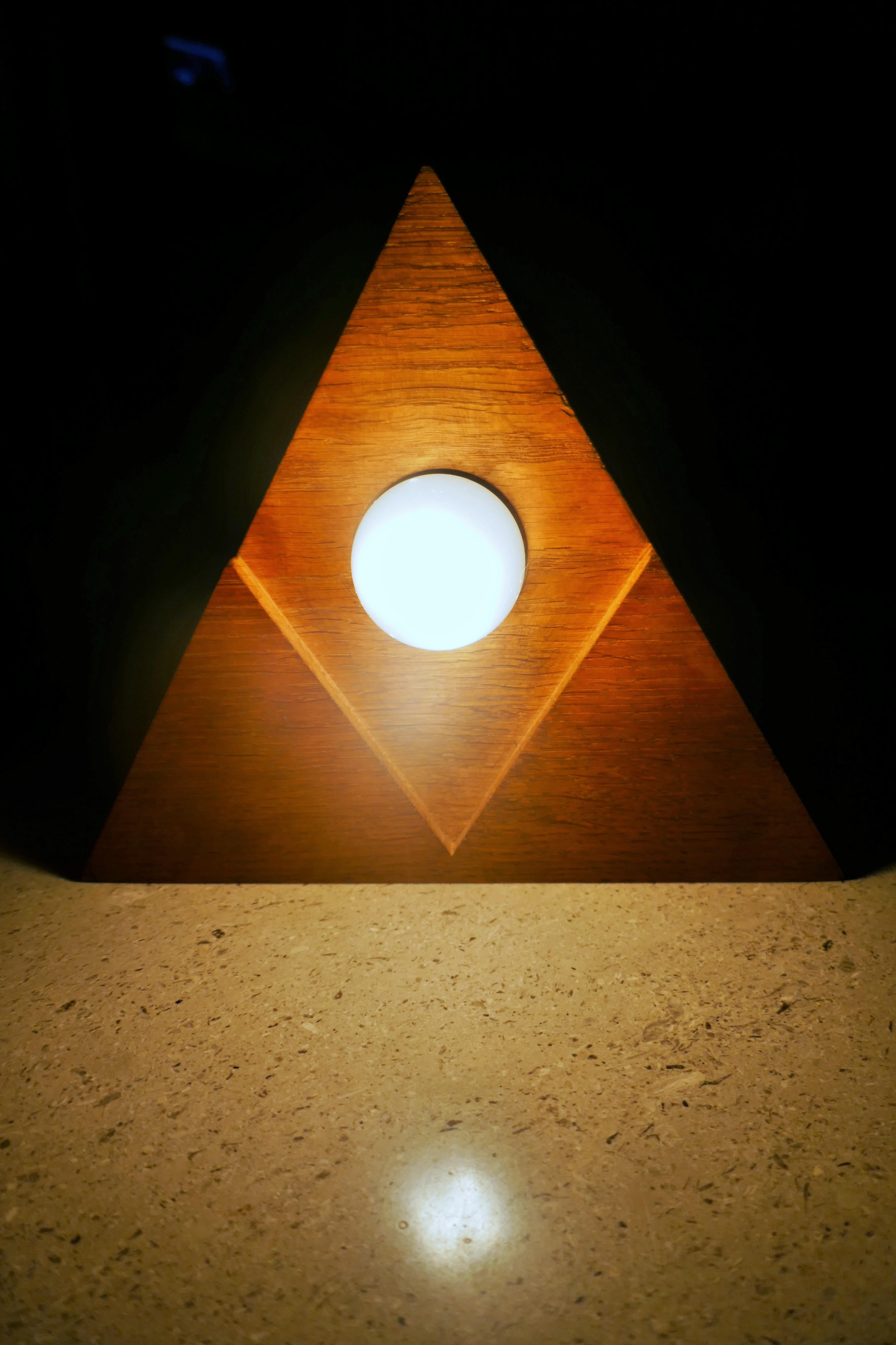 Compass or Masonic symbol table lamp.
Small flaw.
Good condition.
Thank you.