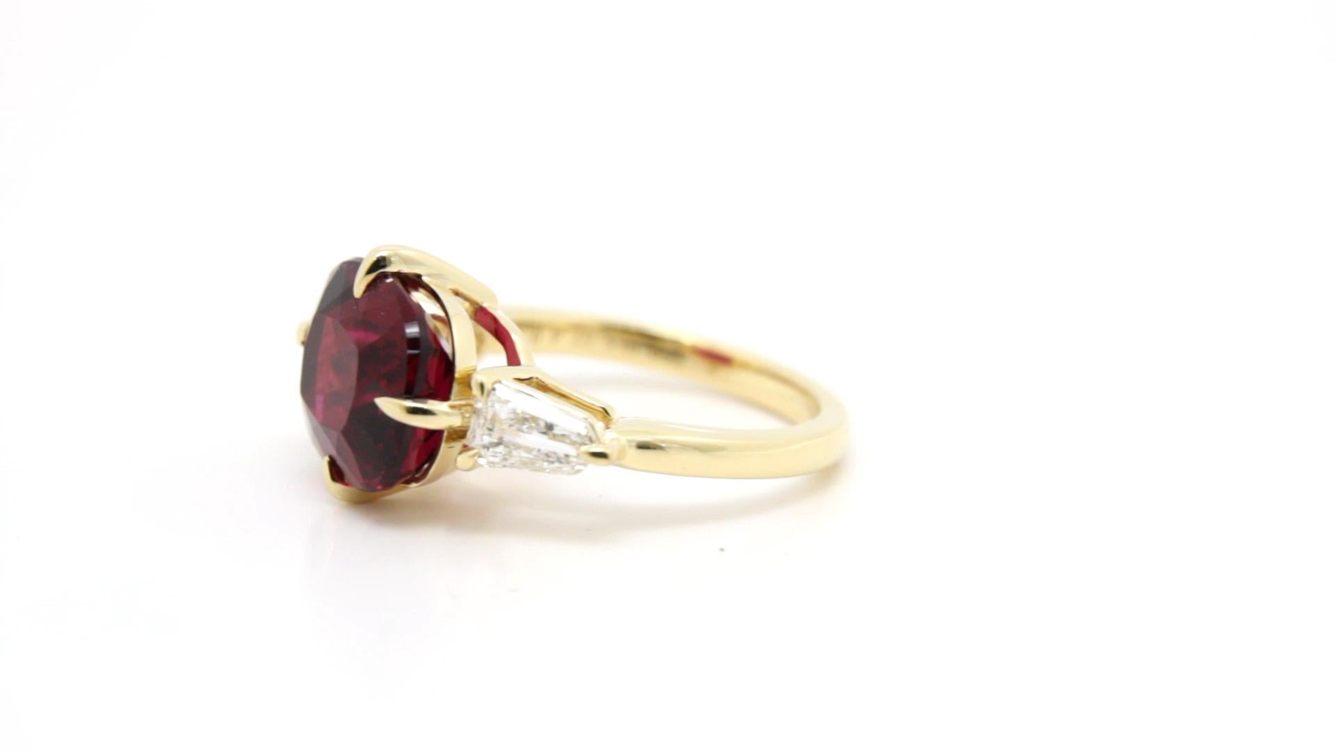 Moderne Bague à trois pierres sertie d'une rubélite du Mozambique de 5,57 carats et d'un diamant bouclier en vente