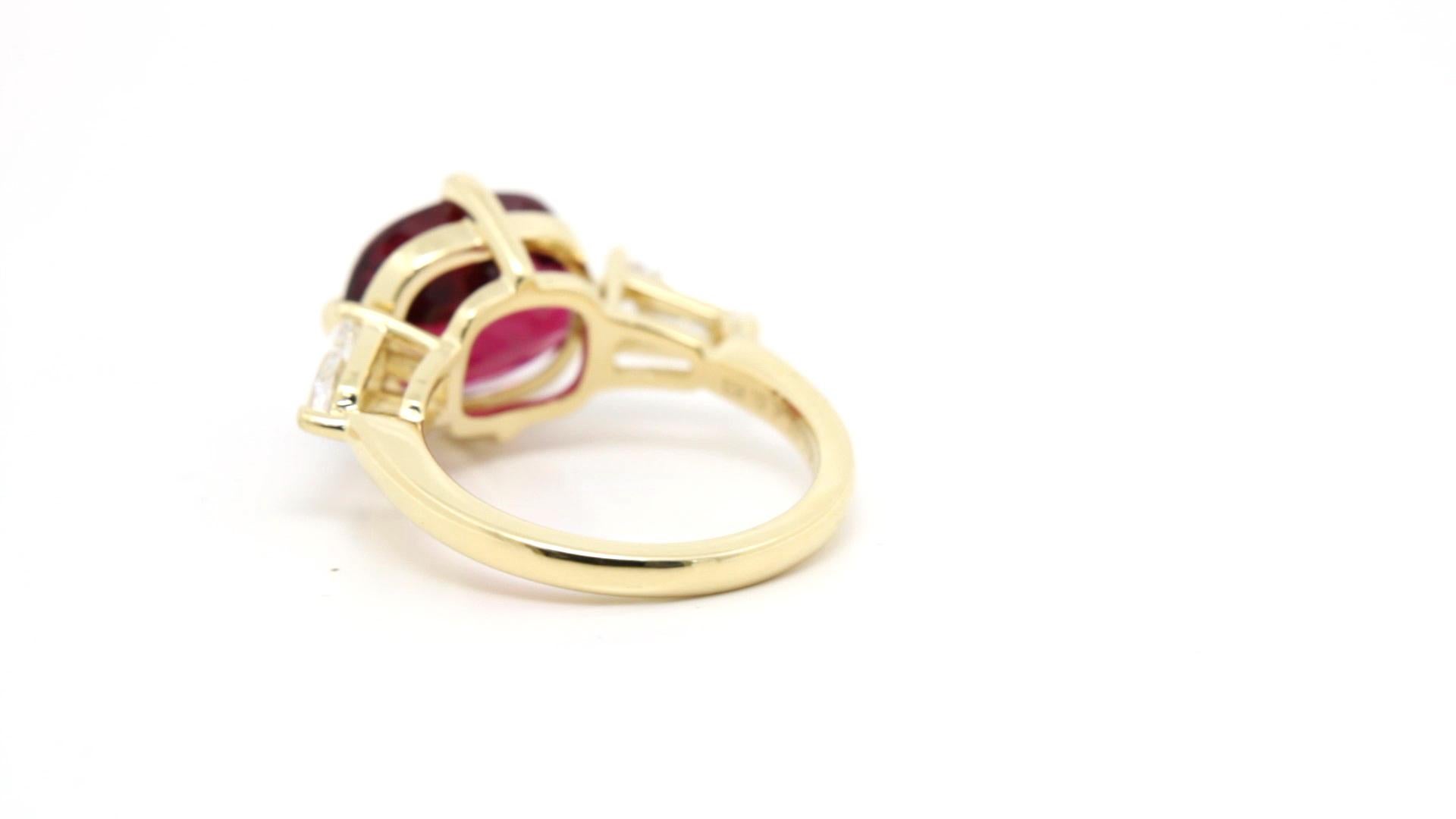Taille coussin Bague à trois pierres sertie d'une rubélite du Mozambique de 5,57 carats et d'un diamant bouclier en vente
