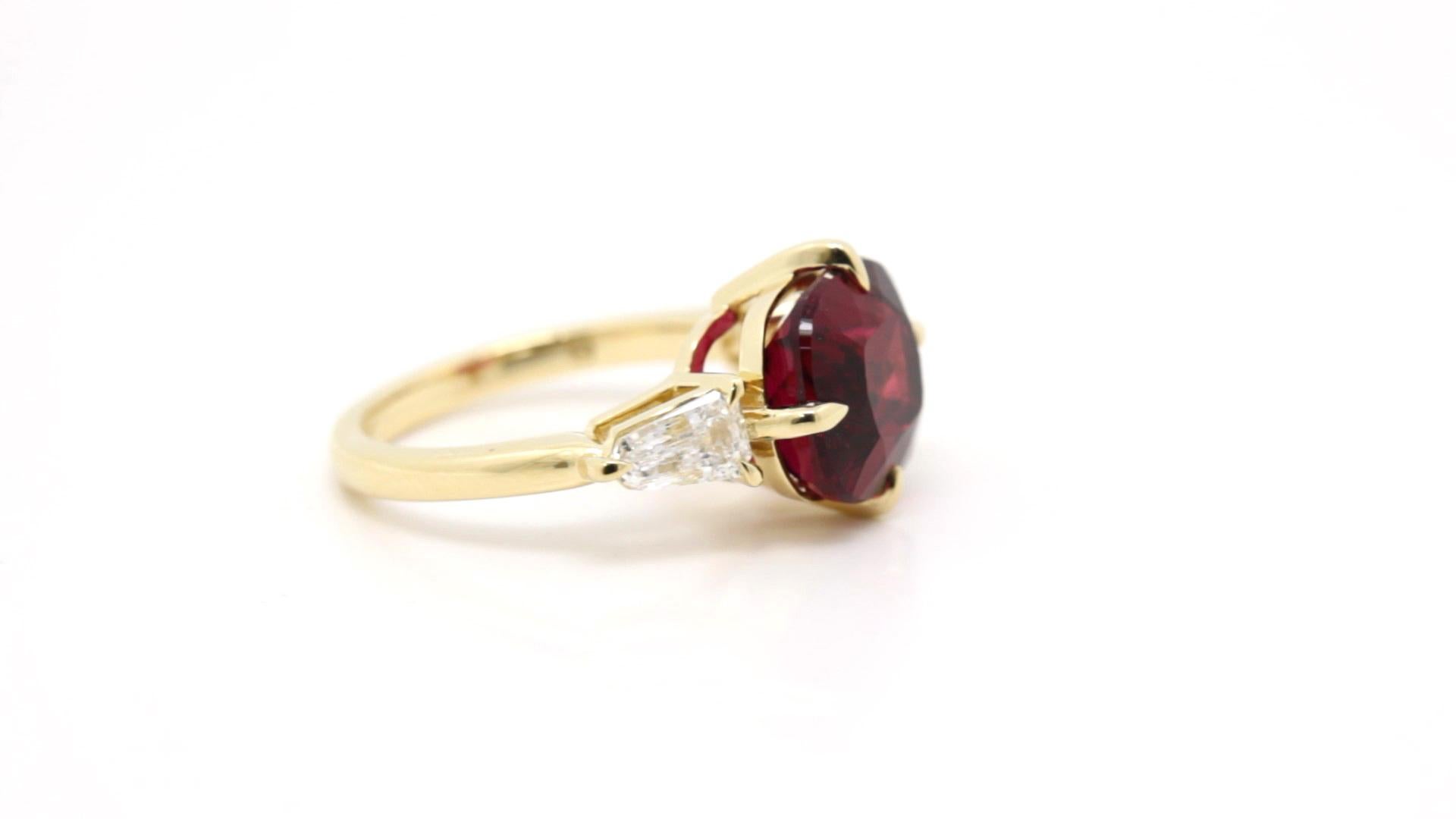 Bague à trois pierres sertie d'une rubélite du Mozambique de 5,57 carats et d'un diamant bouclier Neuf - En vente à Hong Kong, HK