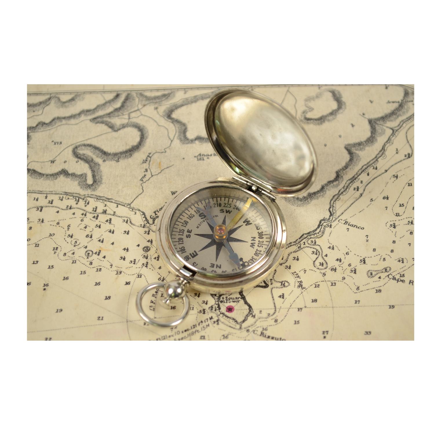 Pocket compass used by the American aviation officers in the 1920s, made of chromed brass in the shape of an pocket watch, signed Wittnauer; on the lower part engraved with MFR's PART N° K1626-2, and U.S. on the cover. The compass has a snap-on