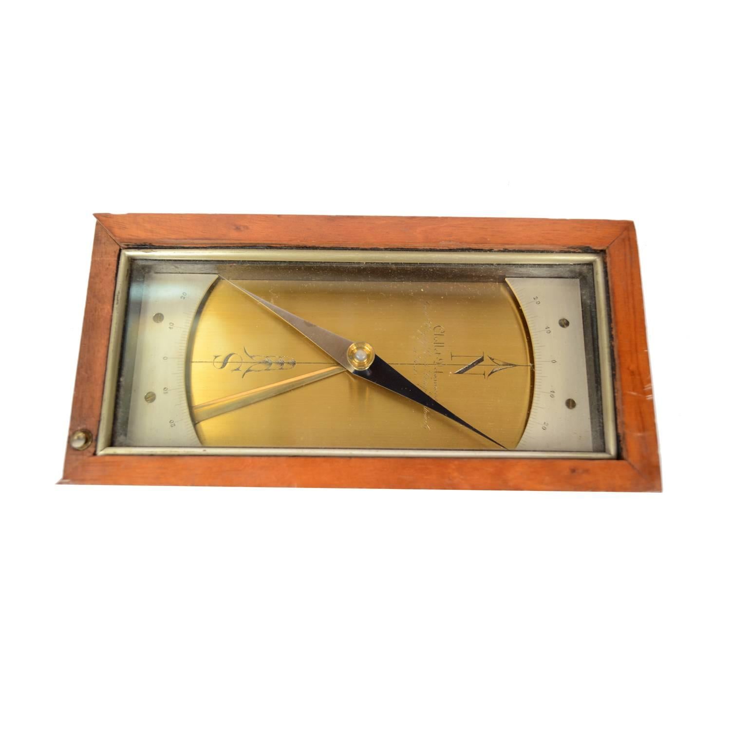 Compass used in topography for the alignment and positioning of theodolites. Brass compass placed in its original mahogany box with slit cover. Signed Chollet-Delamarre Paris mid-19th century. Measures: 19 x 9.5 cm. Shipping insured by Lloyd's