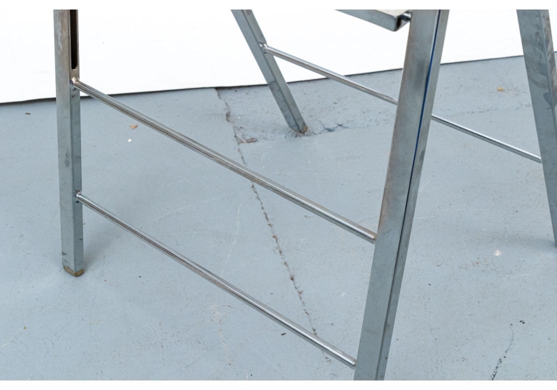 Groupe compatible de 7 chaises pliantes en acrylique en vente 6