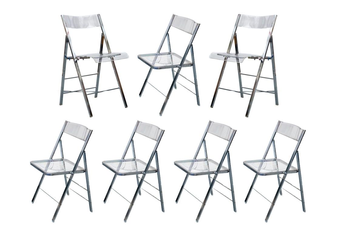 Groupe compatible de 7 chaises pliantes en acrylique dont cinq provenant d'Alston Quality Industries. Deux chaises compatibles en acrylique sans marque, bord en cascade, garniture d'assise en métal 3/4, repose-pieds, dossier double. Les chaises