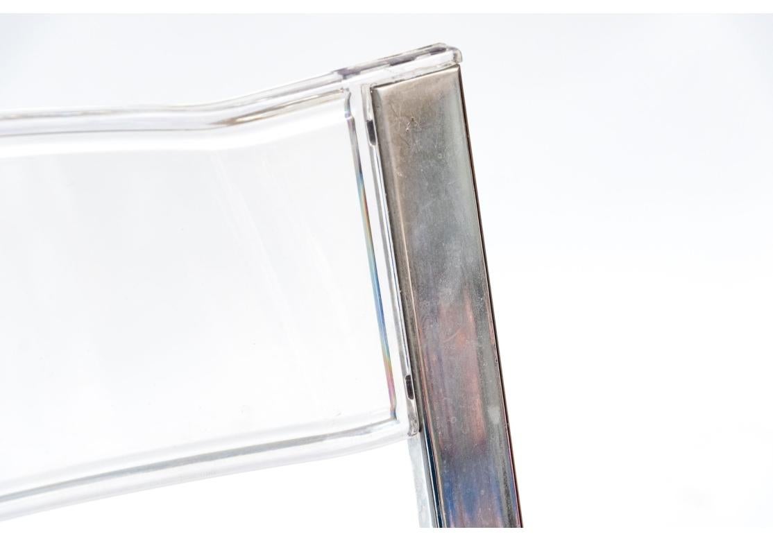 Groupe compatible de 7 chaises pliantes en acrylique État moyen - En vente à Bridgeport, CT