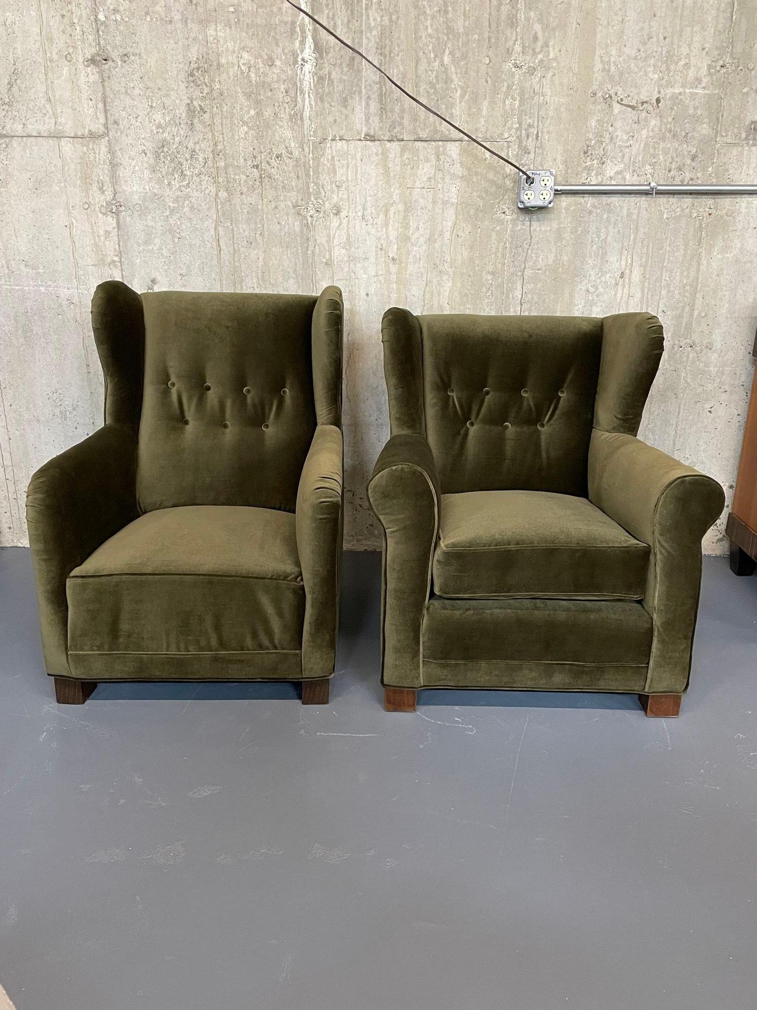 Paire compatible de chaises longues à dossier Wingback d'ébénisterie danoise, style Fritz Hansen
Paire de chaises longues d'ébéniste similaires de la période du milieu du siècle, conçues et produites au Danemark. Chaque chaise a été nouvellement