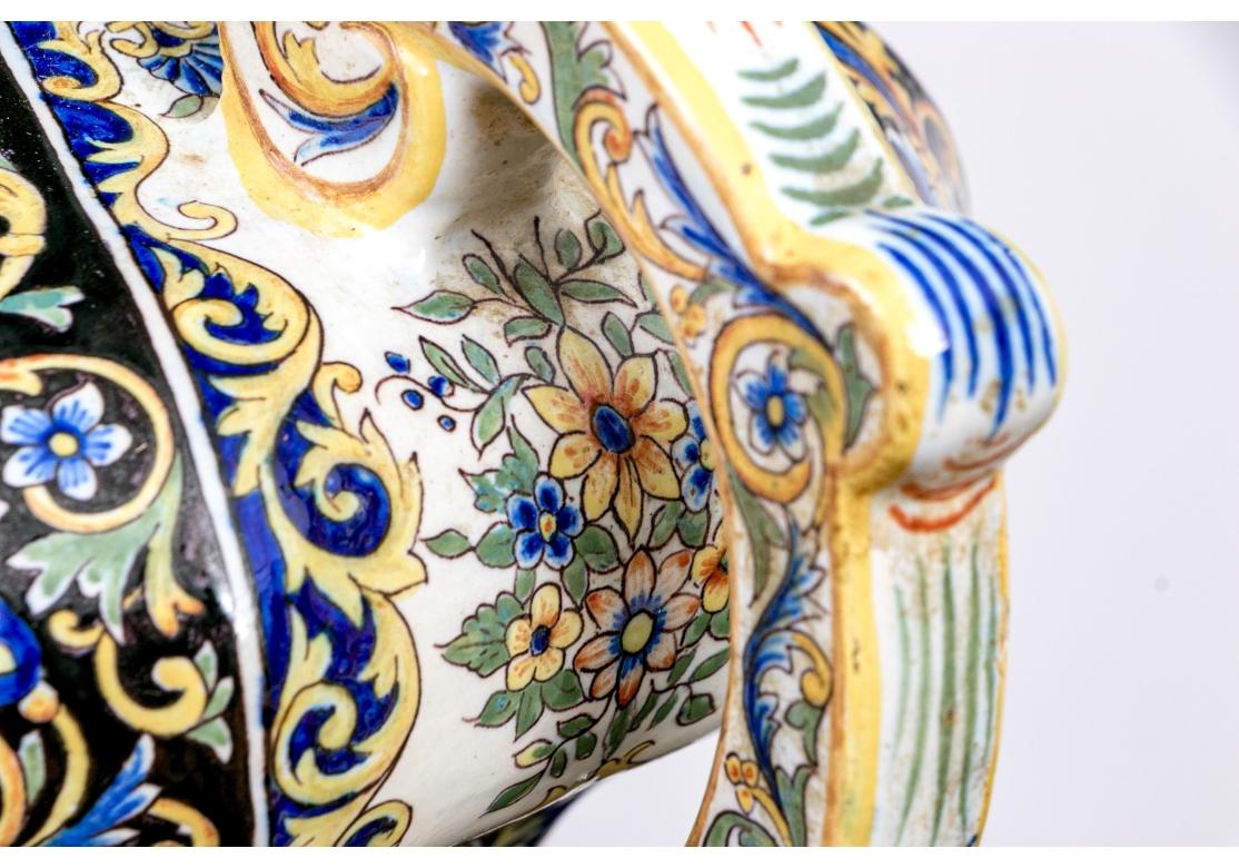 Coppia compatibile di urne con coperchio in ceramica maiolicata del XIX secolo montate come lampade in vendita 3