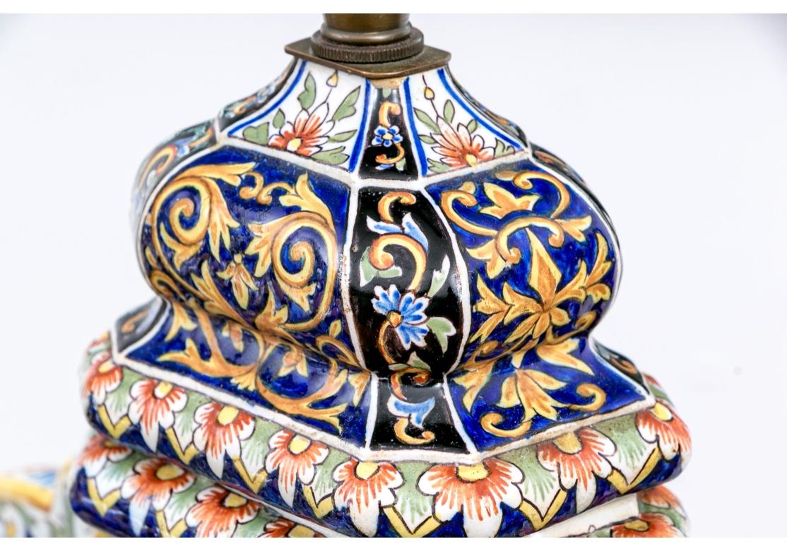 Coppia compatibile di urne con coperchio in ceramica maiolicata del XIX secolo montate come lampade in vendita 5