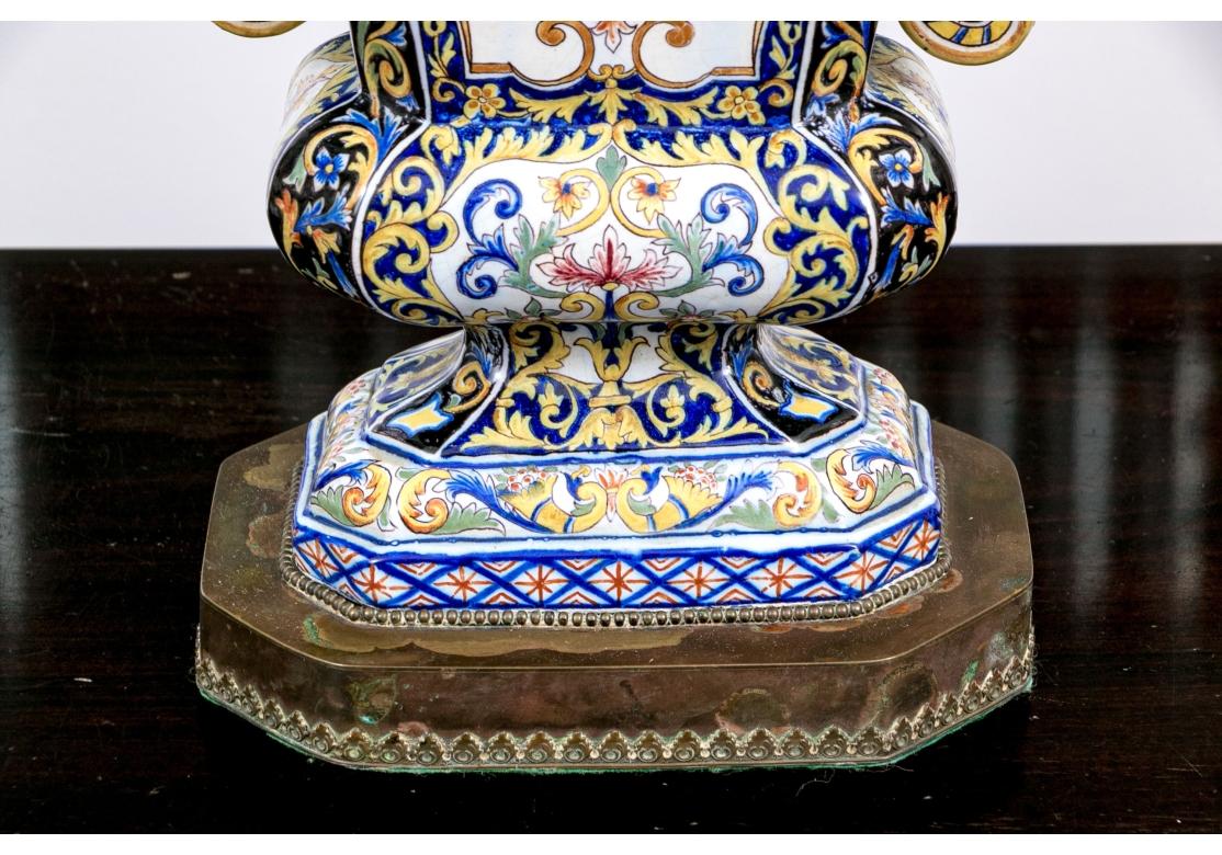 Coppia compatibile di urne con coperchio in ceramica maiolicata del XIX secolo montate come lampade in vendita 6
