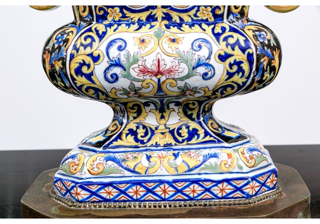 Coppia compatibile di urne con coperchio in ceramica maiolicata del XIX secolo montate come lampade in vendita 7