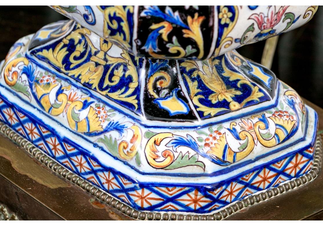 Coppia compatibile di urne con coperchio in ceramica maiolicata del XIX secolo montate come lampade in vendita 8