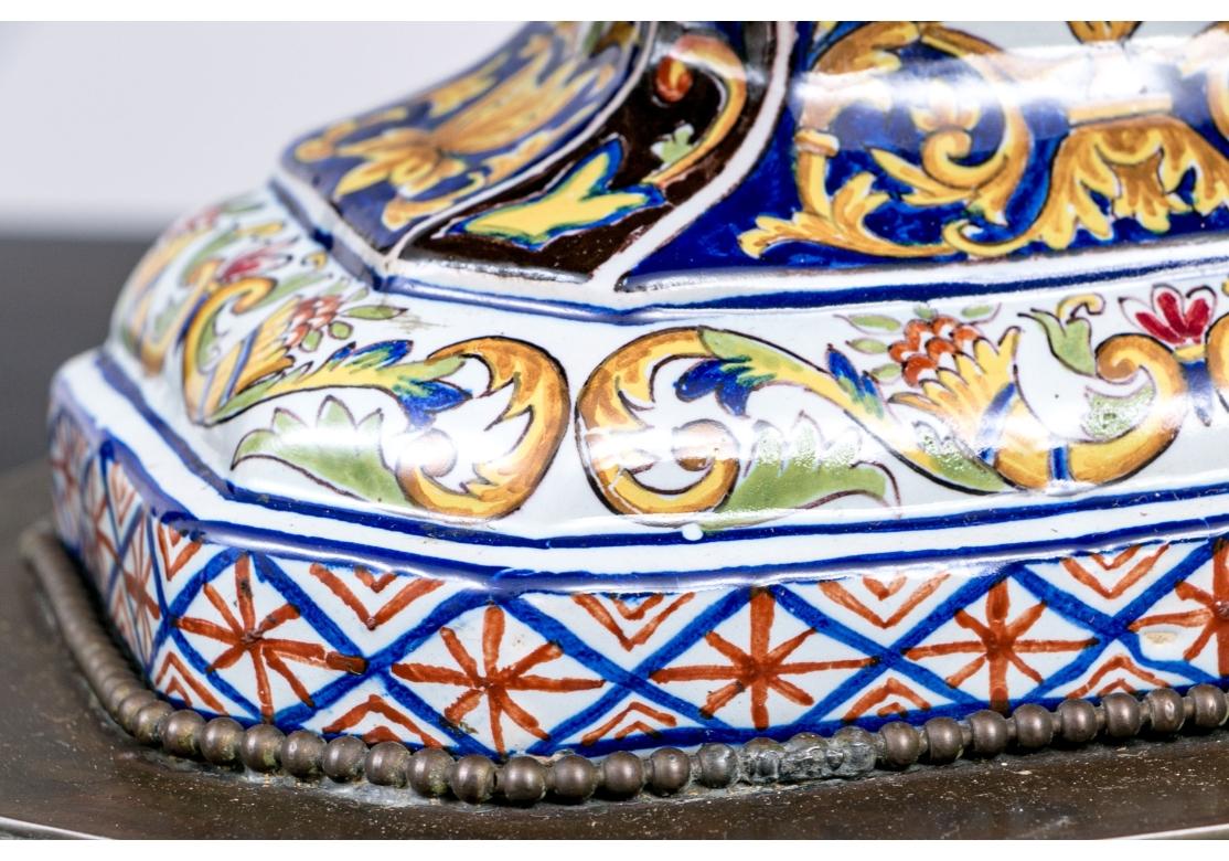 Coppia compatibile di urne con coperchio in ceramica maiolicata del XIX secolo montate come lampade in vendita 9