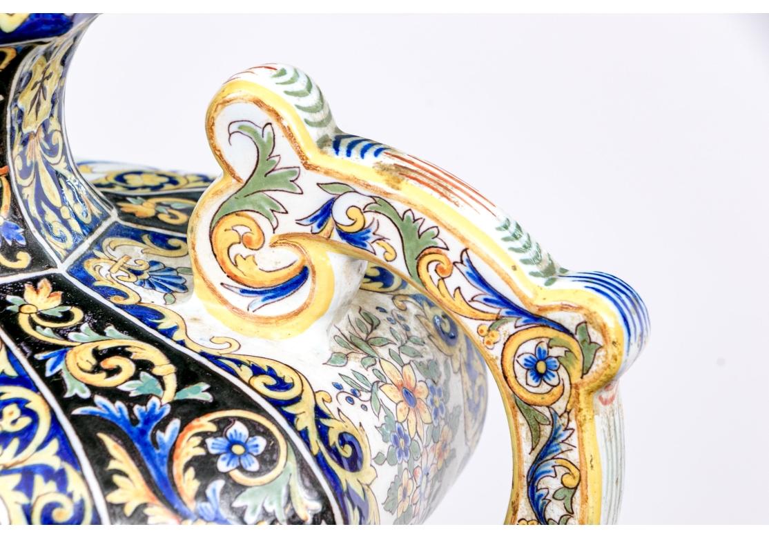 Coppia compatibile di urne con coperchio in ceramica maiolicata del XIX secolo montate come lampade in vendita 10